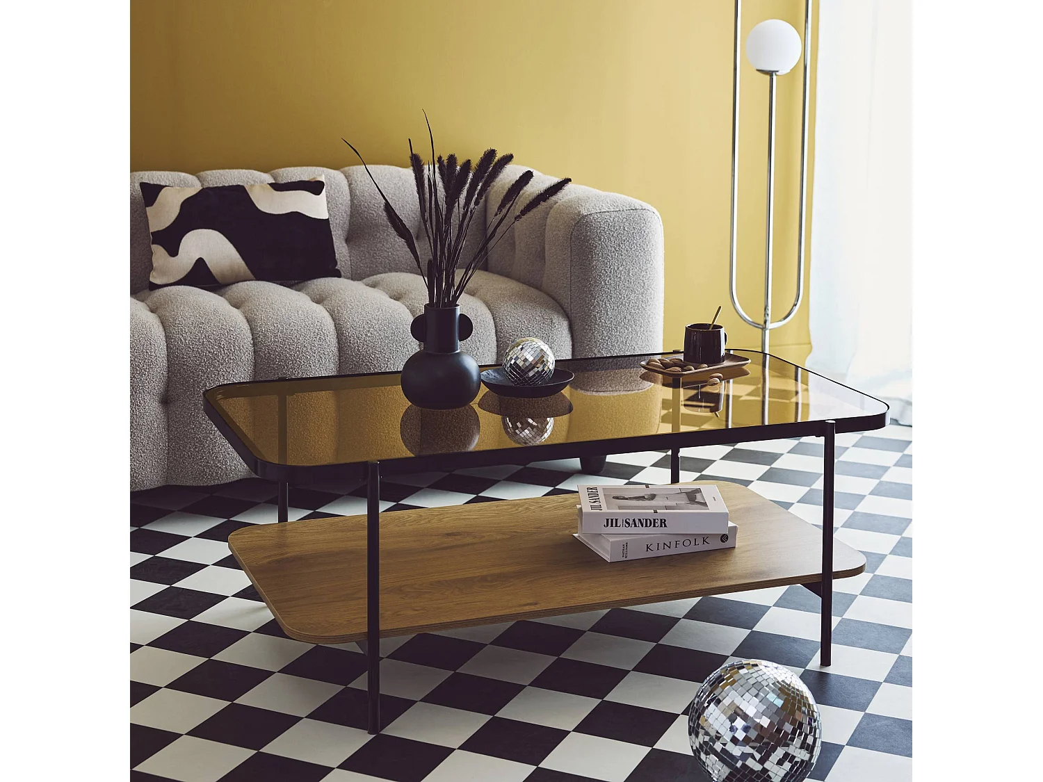 Table basse vintage en métal noir avec 2 plateaux (verre et décor bois). bords arrondis