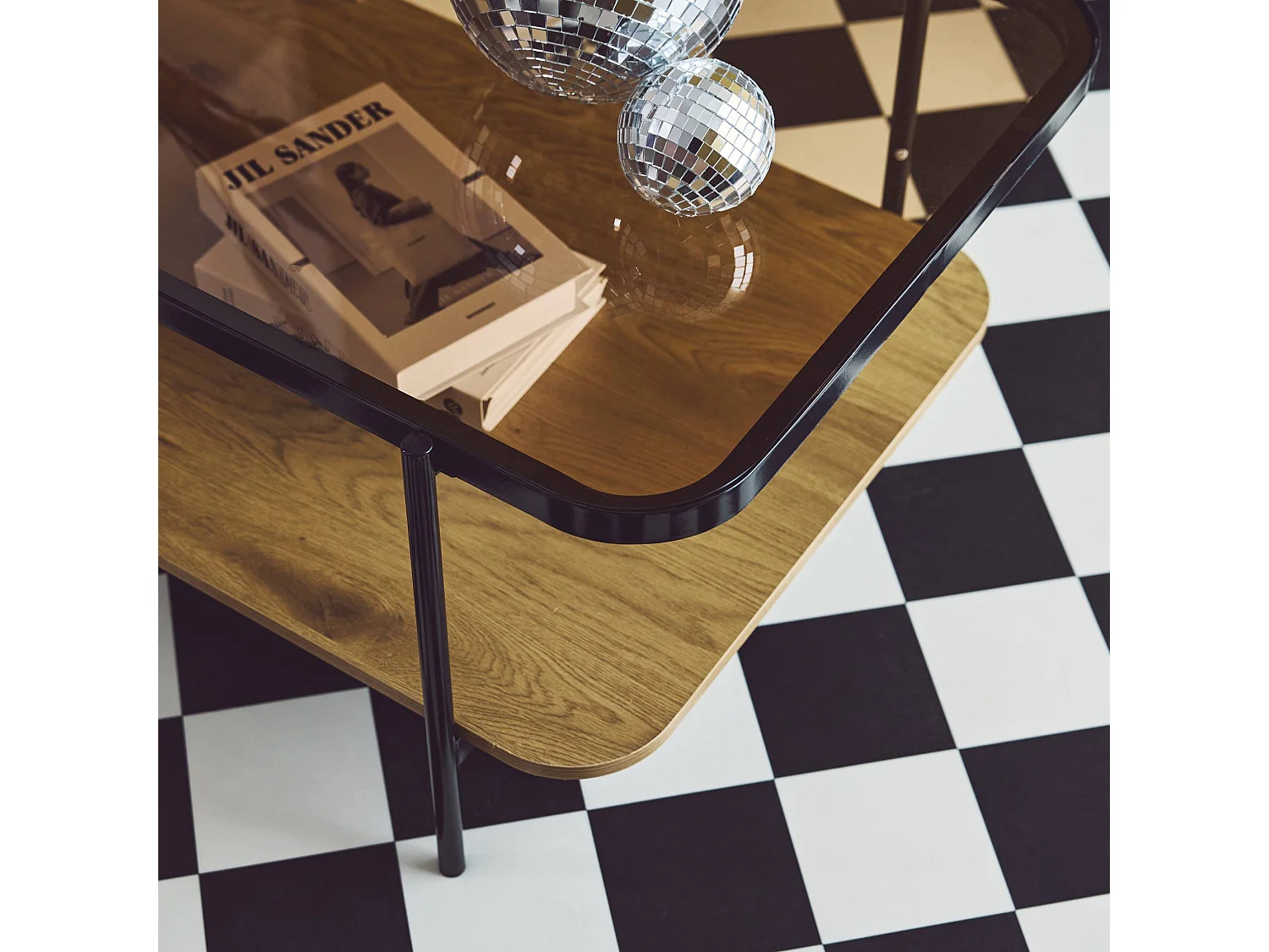 Mesa de centro vintage de metal negro con tapa de cristal y decoración