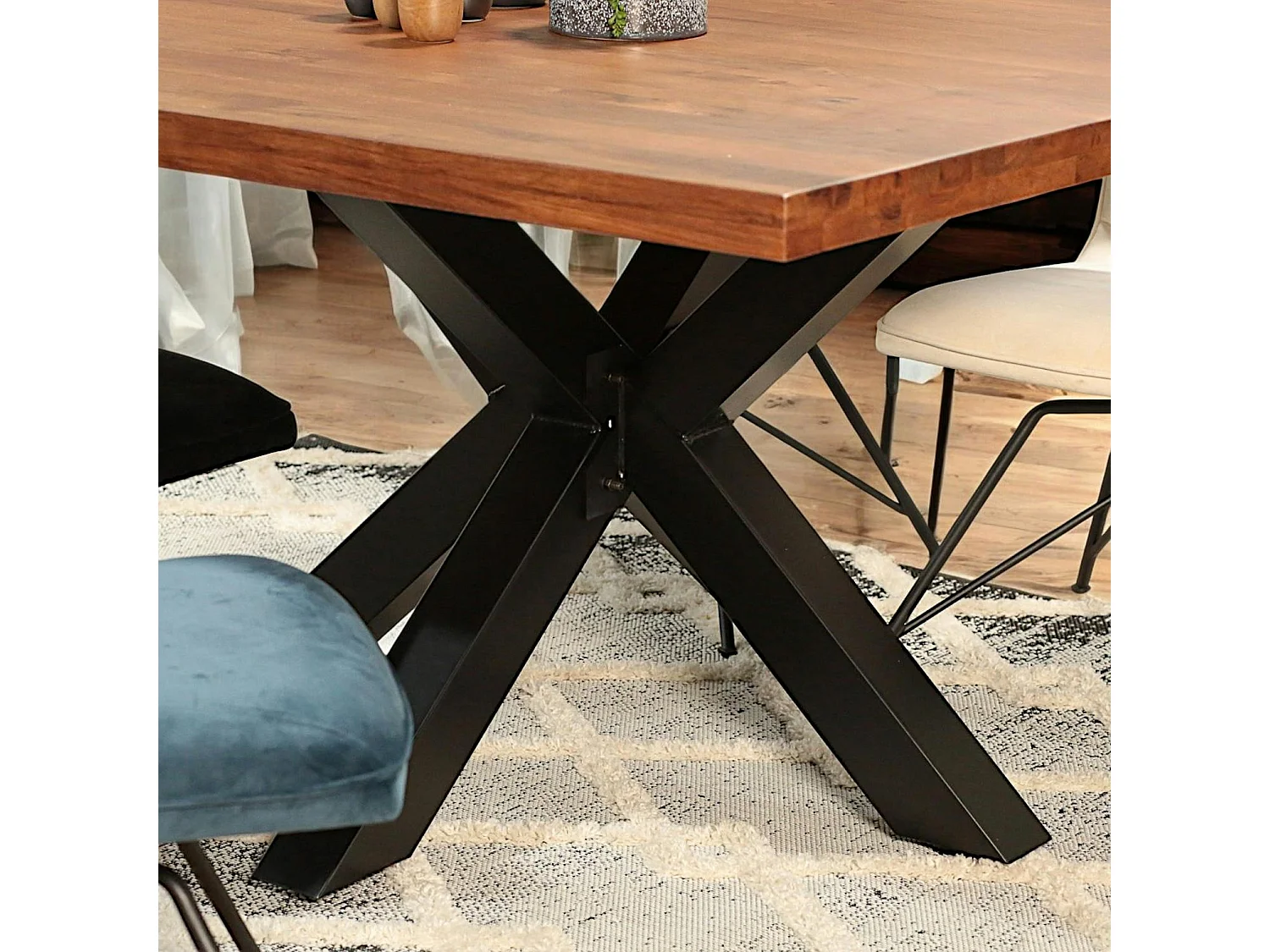 Table à manger carrée chêne métal pied croisé 130 cm OKA