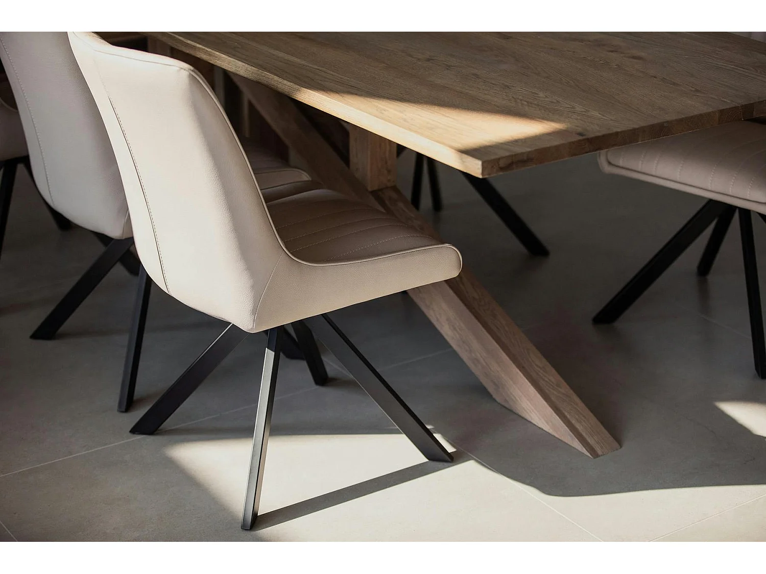 Table à manger moderne piètement oblique chêne massif 200 cm HUDSON