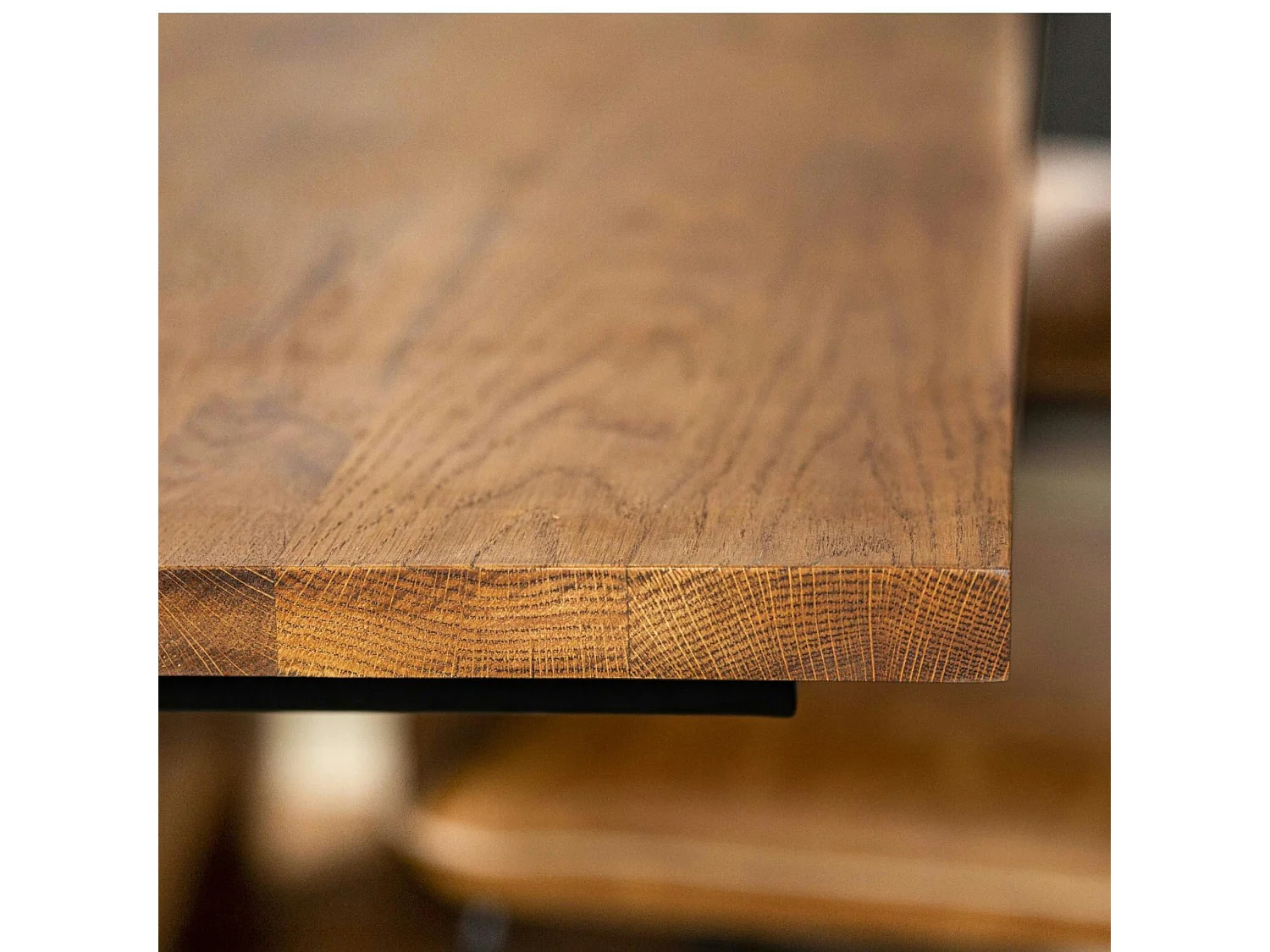 Table à manger moderne piètement oblique chêne massif 240 cm OKA