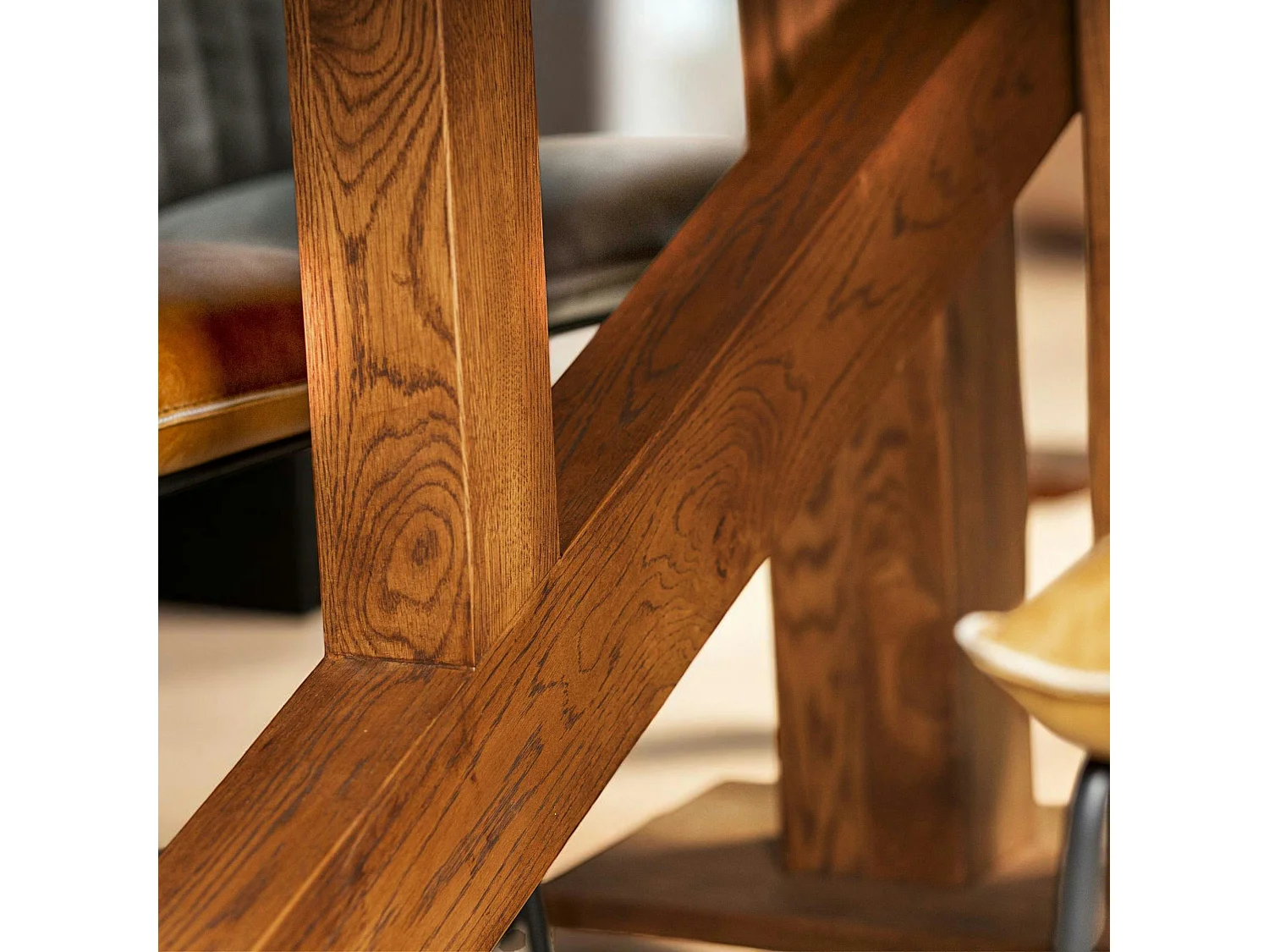 Table à manger moderne piètement oblique chêne massif 240 cm OKA