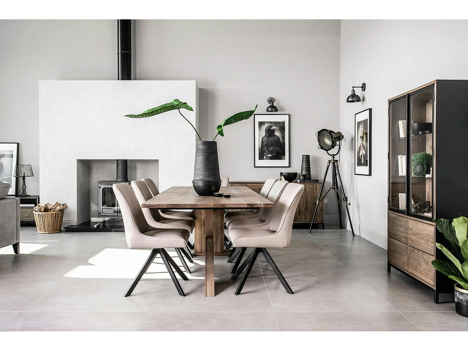 Table à manger moderne piètement oblique chêne massif 240 cm HUDSON