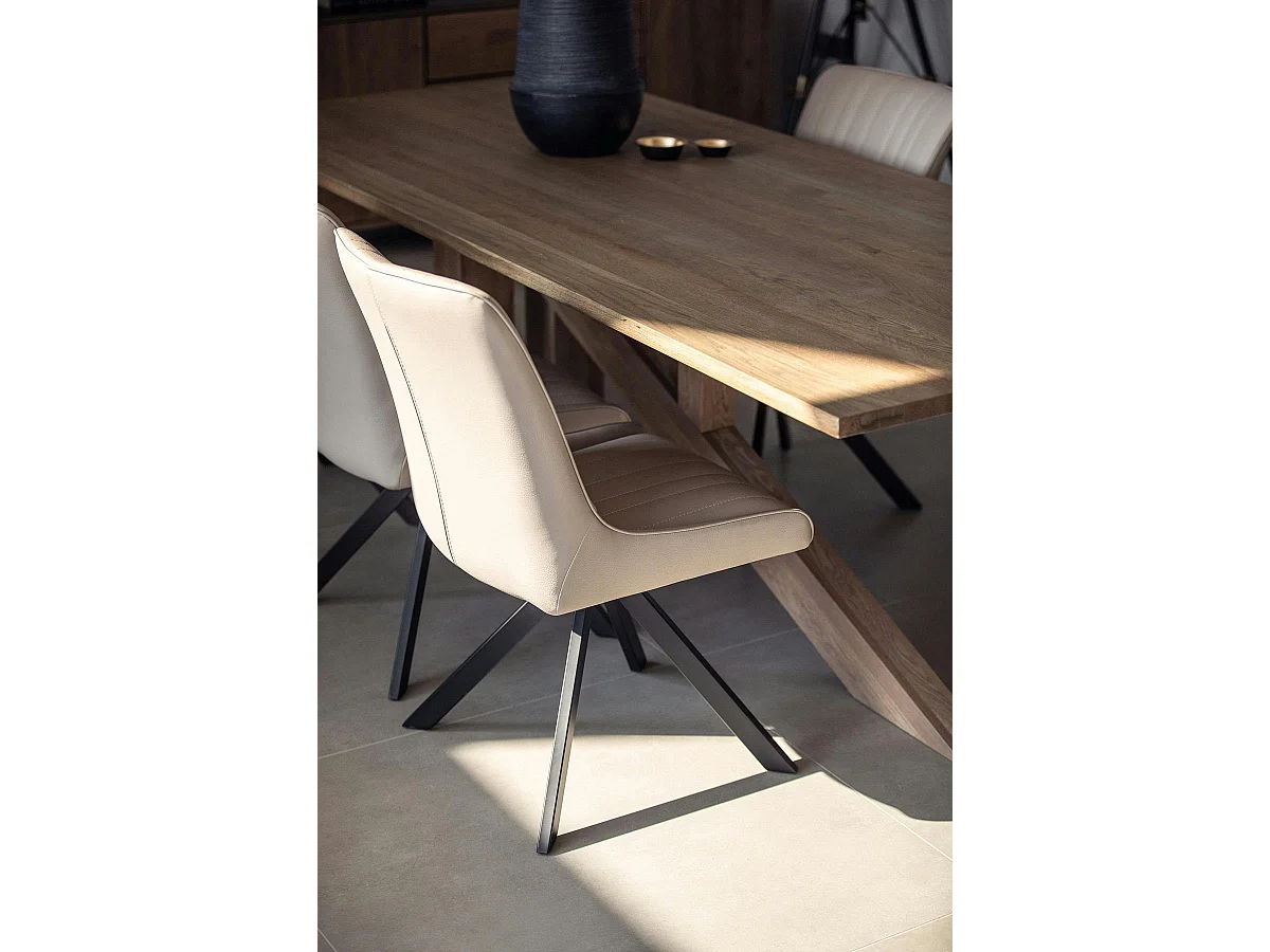 Table à manger moderne piètement oblique chêne massif 240 cm HUDSON