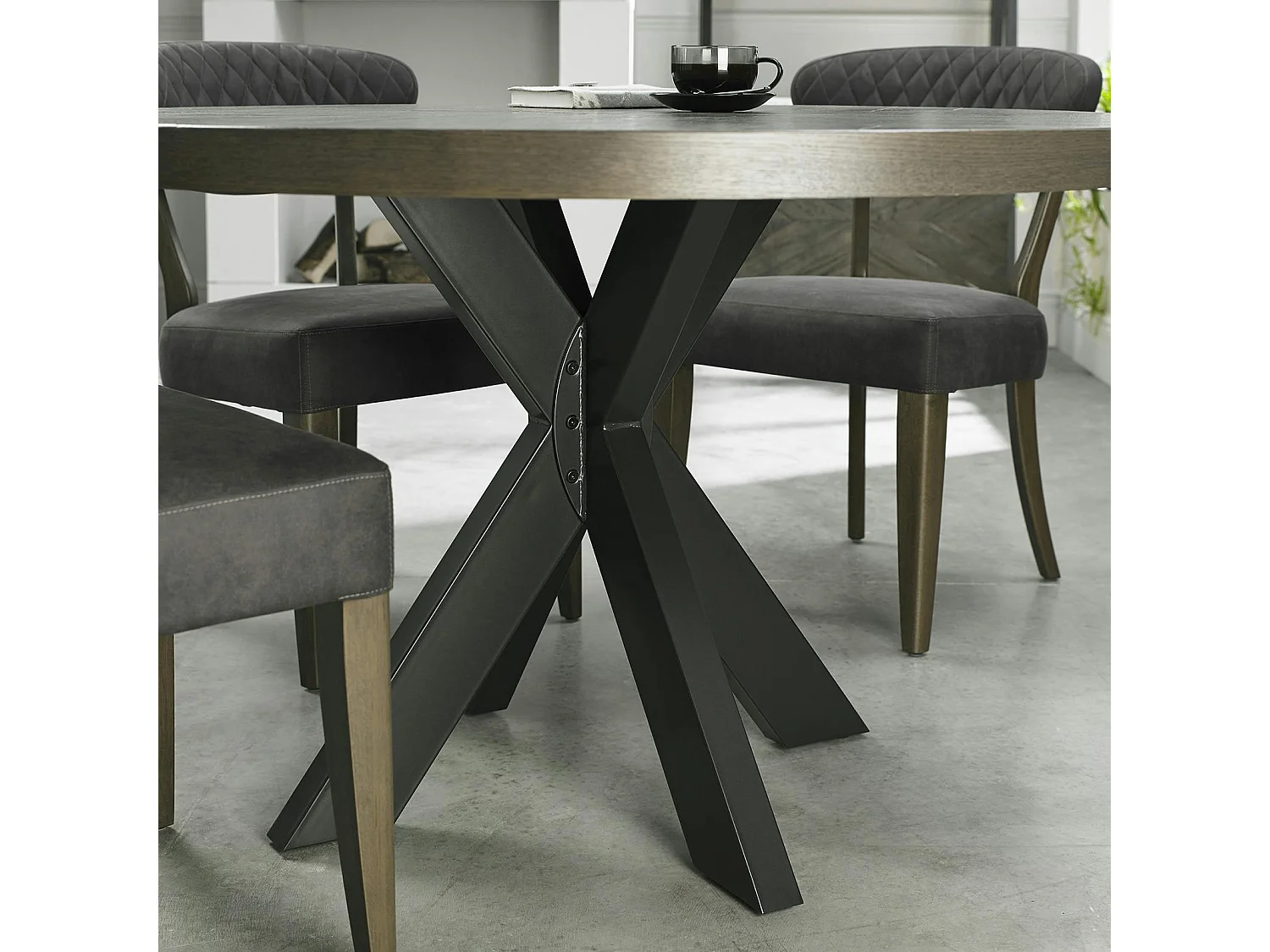 Table à manger ronde en marqueterie de chêne 120 cm ARLINGTON