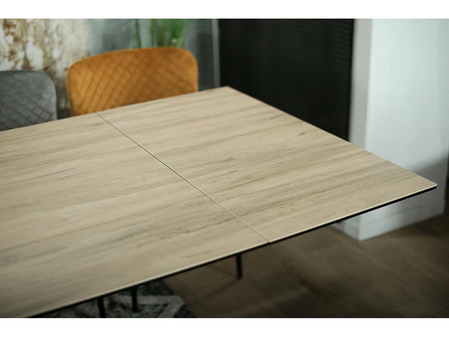 Table en céramique extensible aspect bois pied croisé 180-280 cm LOMBARDIE