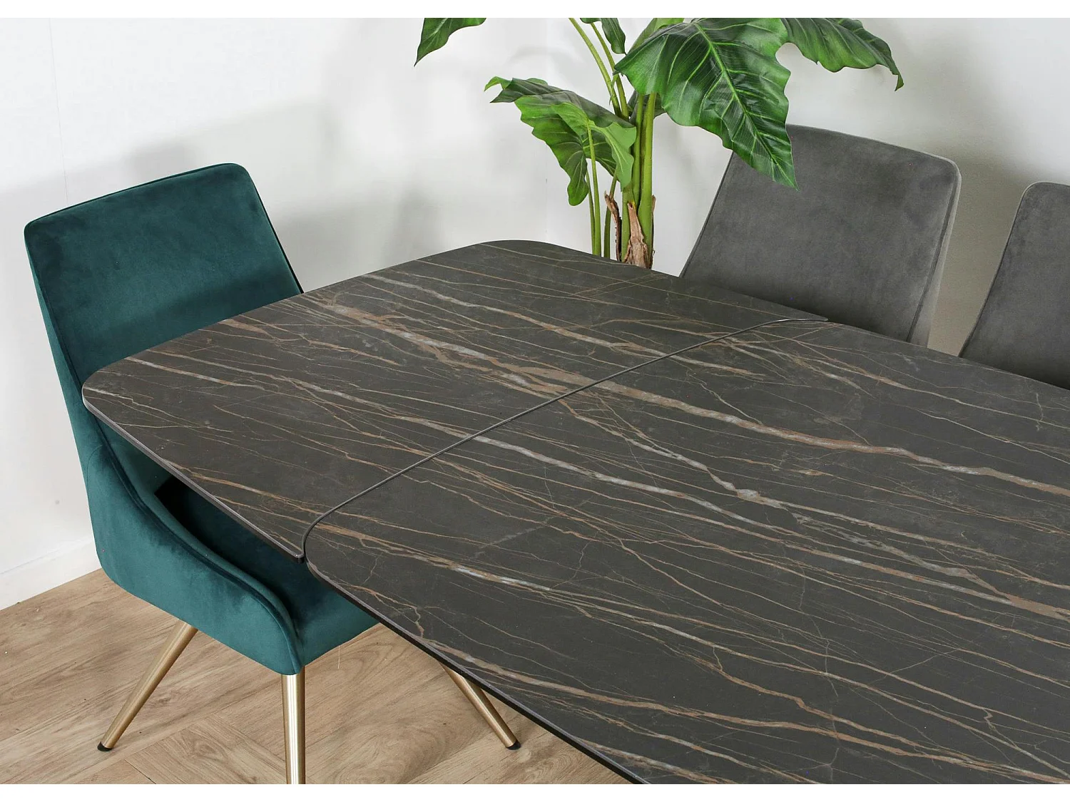 Table extensible en céramique noire marbrée oblongue 180-280 cm LOMBARDIE