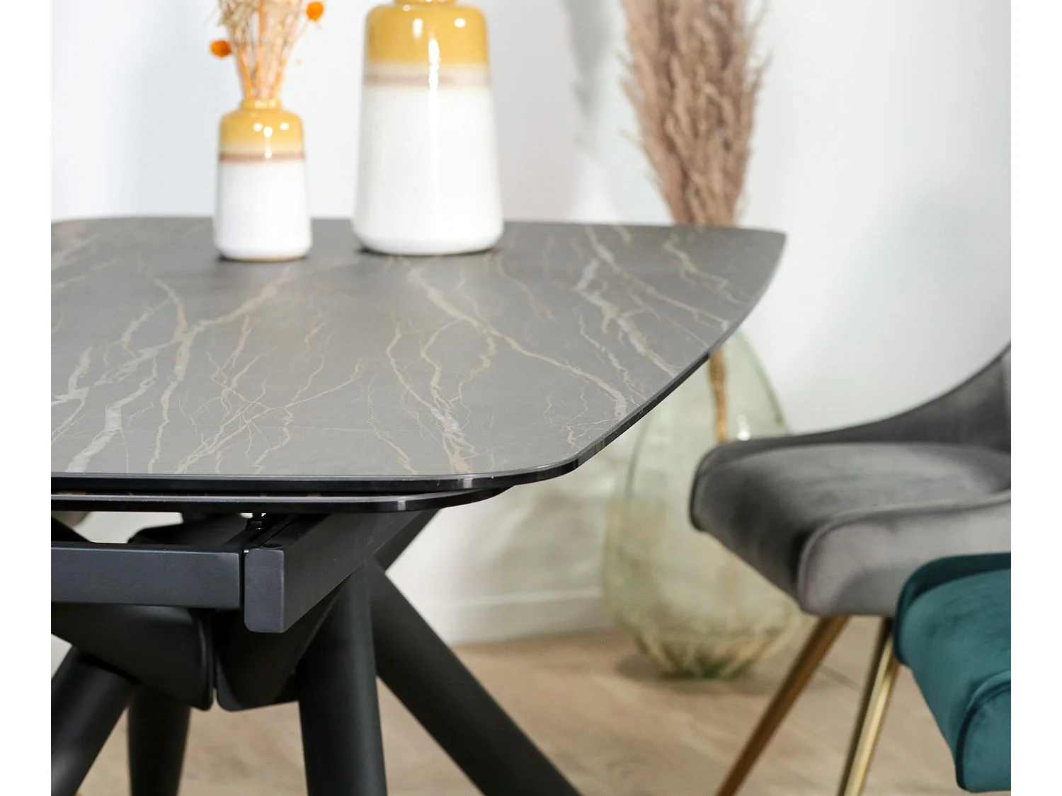 Table extensible en céramique noire marbrée oblongue 180-280 cm LOMBARDIE