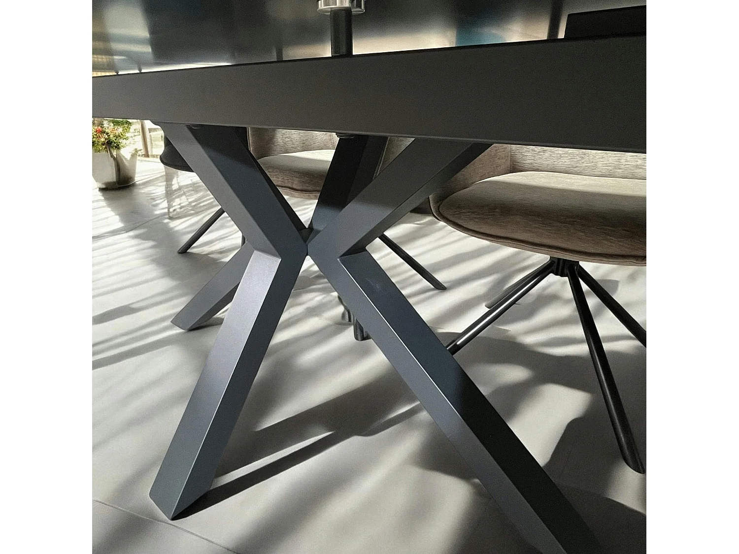 Table en céramique extensible pied étoile effet marbre noir 180-280 cm LOMBARDIE