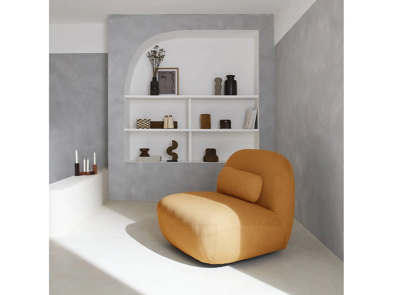 Fauteuil pivotant 360° en bouclette texturée moutarde. piètement en métal noir mat - SPINO