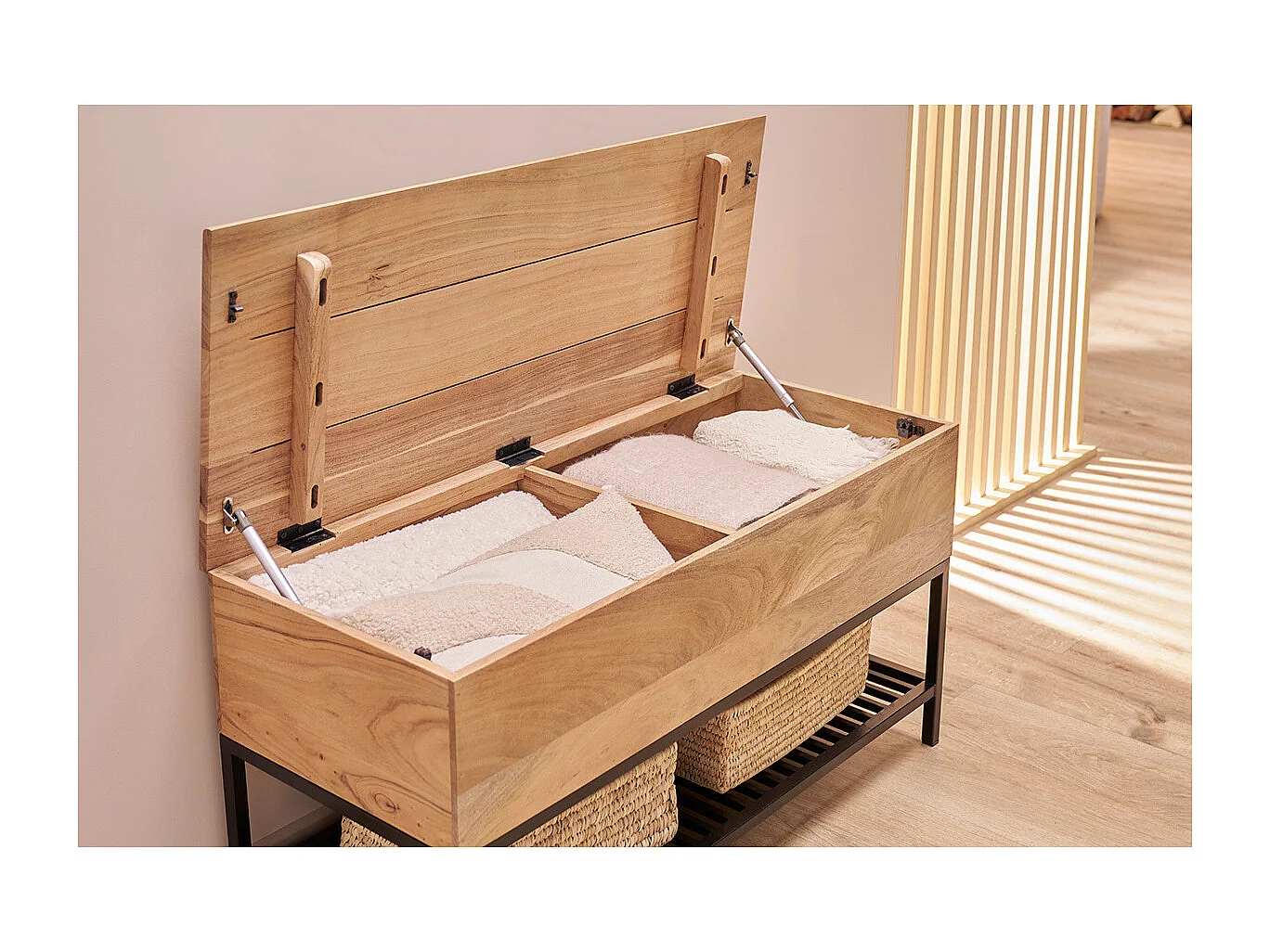 Banco de entrada de estilo industrial con espacio de almacenaje de acacia maciza y metal negro SORG