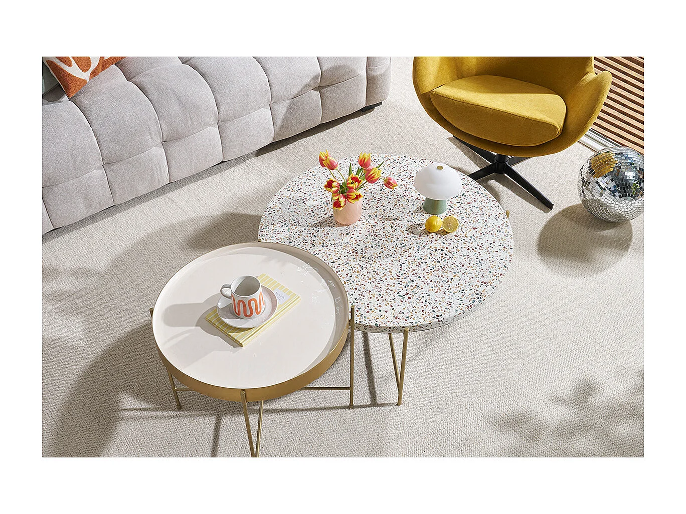 Runder Couchtisch aus Terrazzo und goldfarbenes Metall D81 cm MEZZO