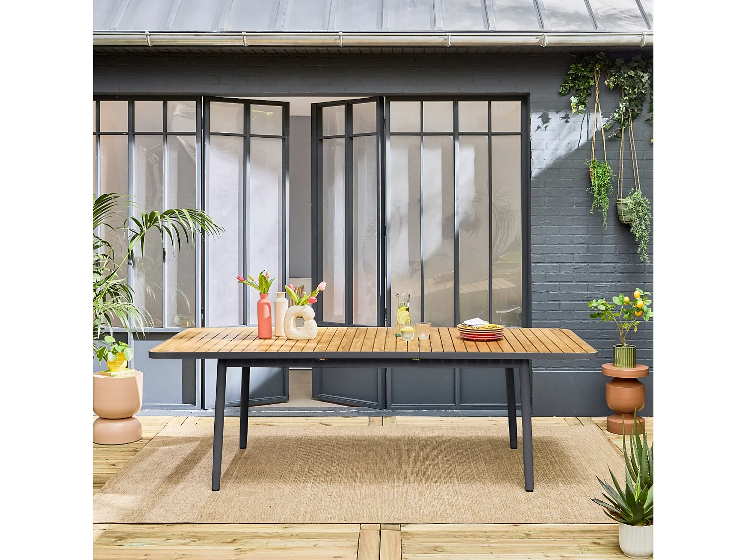 Table de jardin extensible en bois teck. structure aluminium anthracite. 8 places