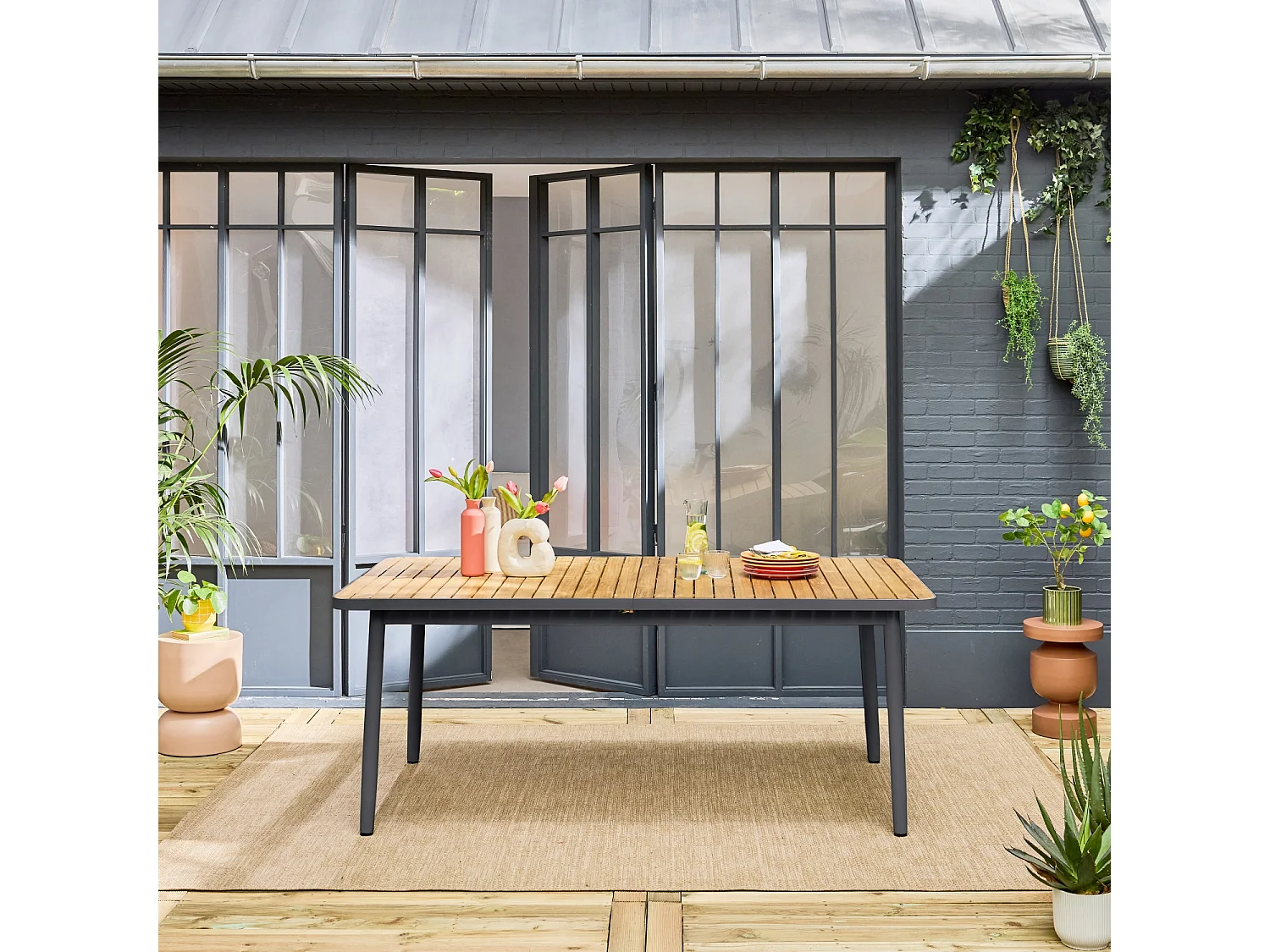 Table de jardin extensible en bois teck. structure aluminium anthracite. 8 places