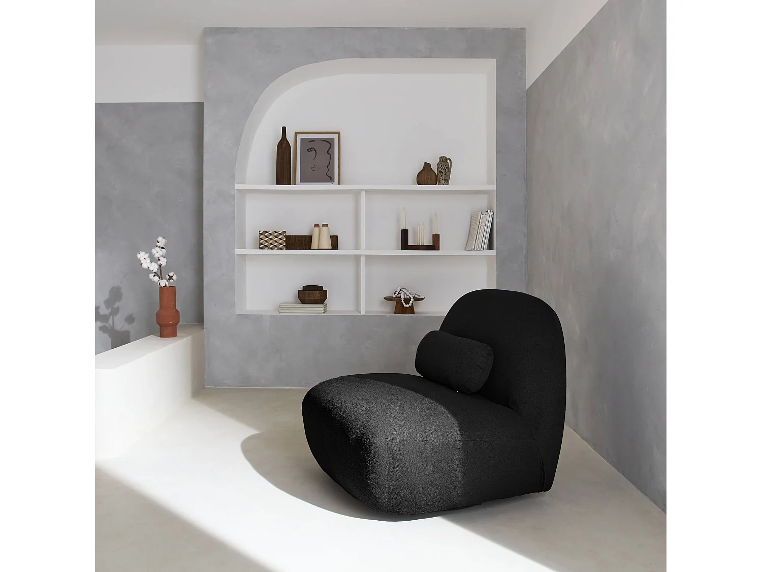 Fauteuil pivotant 360° en bouclette texturée noir. piètement en métal noir mat - SPINO