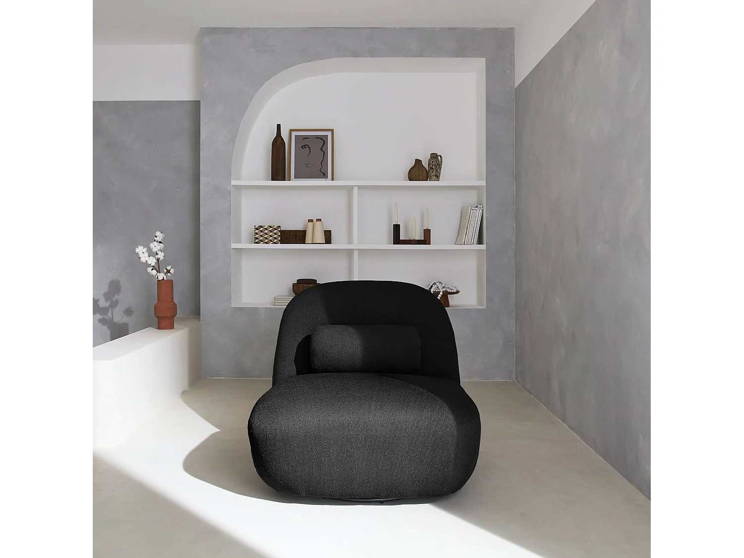 Fauteuil pivotant 360° en bouclette texturée noir. piètement en métal noir mat - SPINO