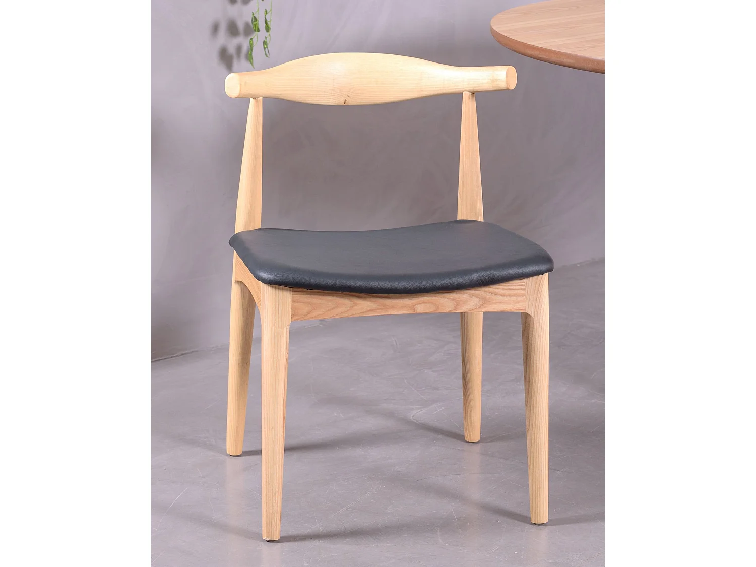 Eetkamerstoel in essenhout en kunstlederen kussen - Elbow Chair - Natuurlijke as