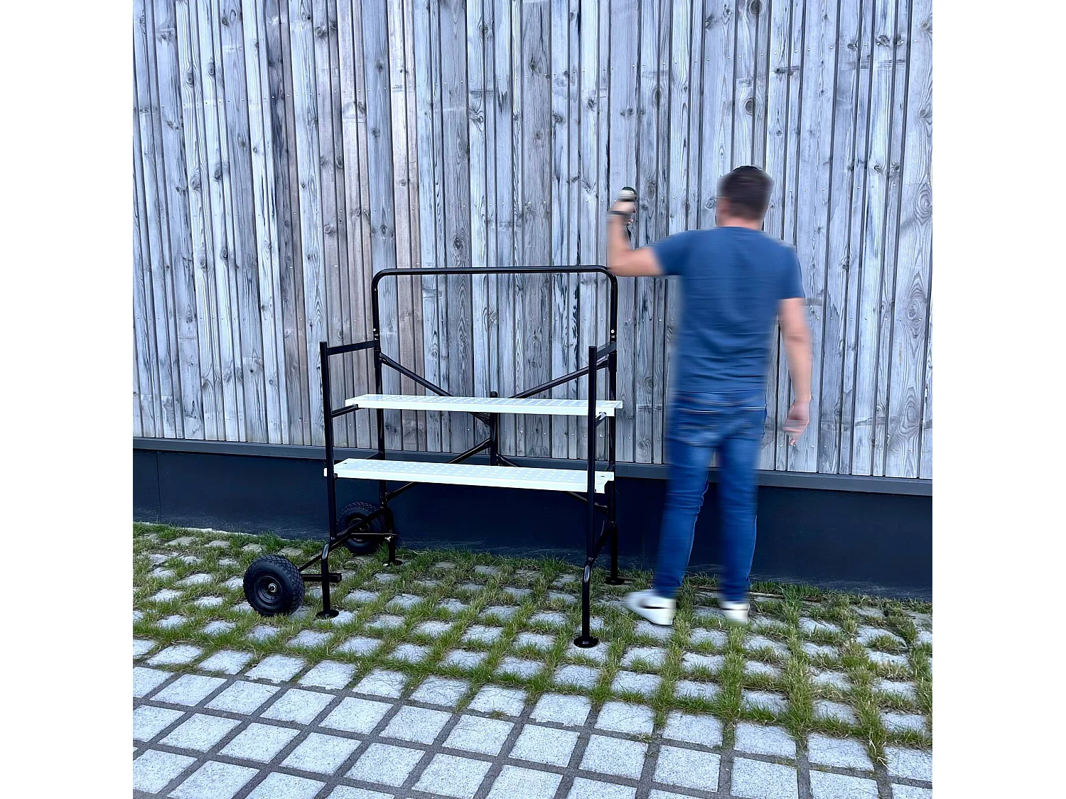 Echafaudage roulant et pliant sur deux niveaux - mobile. 2 roues. L140x l78 x H135cm ouvert. poids supporté 150 kgs