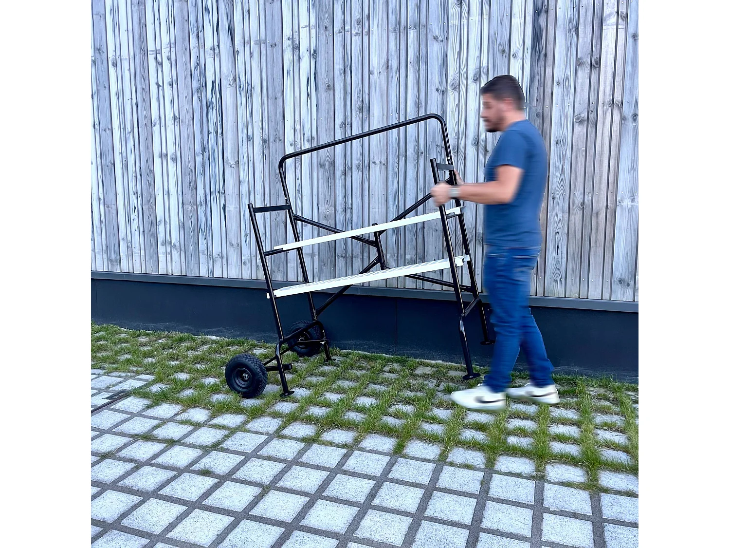 Echafaudage roulant et pliant sur deux niveaux - mobile. 2 roues. L140x l78 x H135cm ouvert. poids supporté 150 kgs