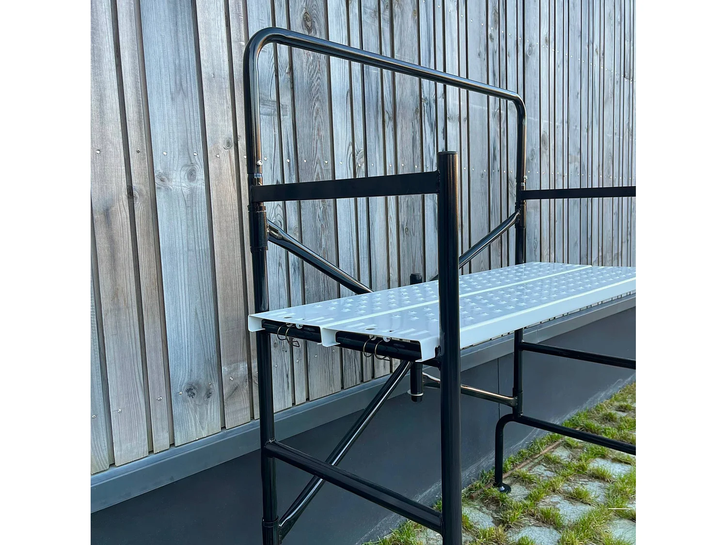 Echafaudage roulant et pliant sur deux niveaux - mobile. 2 roues. L140x l78 x H135cm ouvert. poids supporté 150 kgs