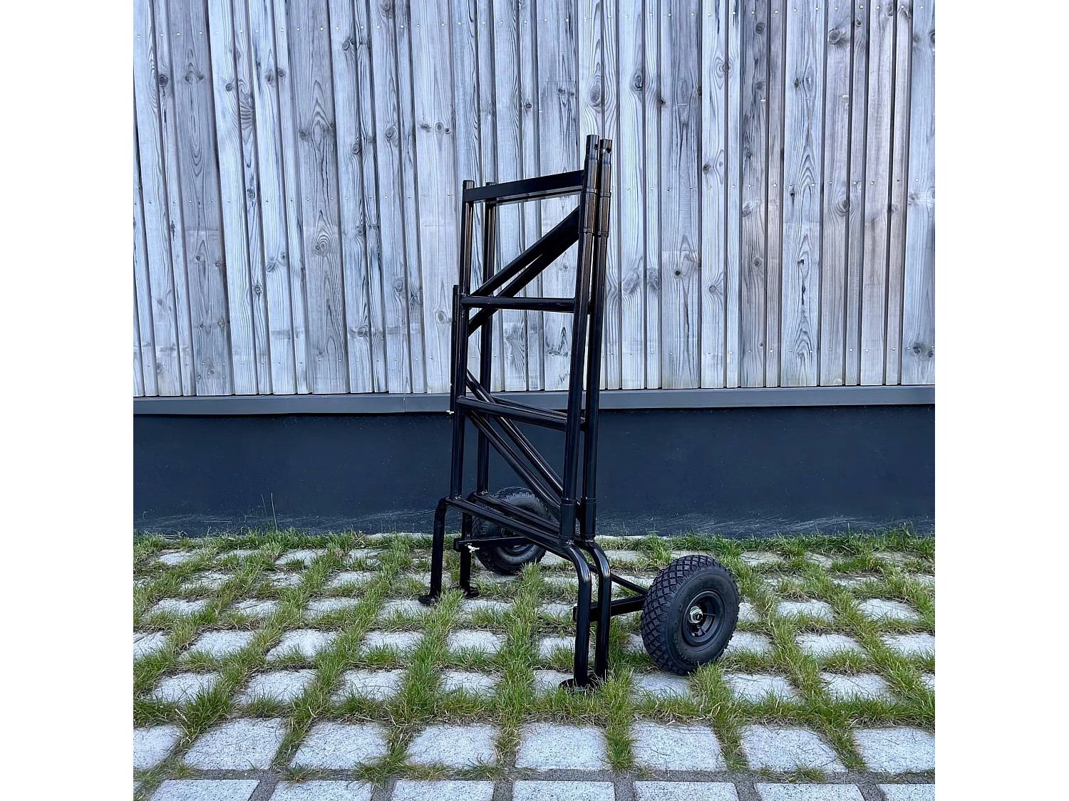 Echafaudage roulant et pliant sur deux niveaux - mobile. 2 roues. L140x l78 x H135cm ouvert. poids supporté 150 kgs