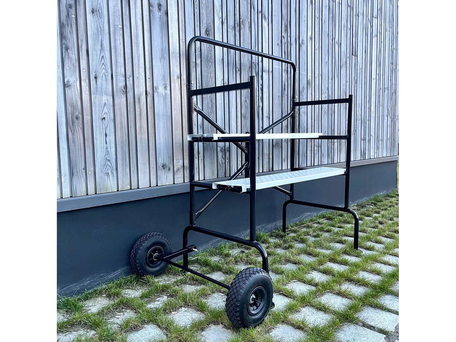 Echafaudage roulant et pliant sur deux niveaux - mobile. 2 roues. L140x l78 x H135cm ouvert. poids supporté 150 kgs