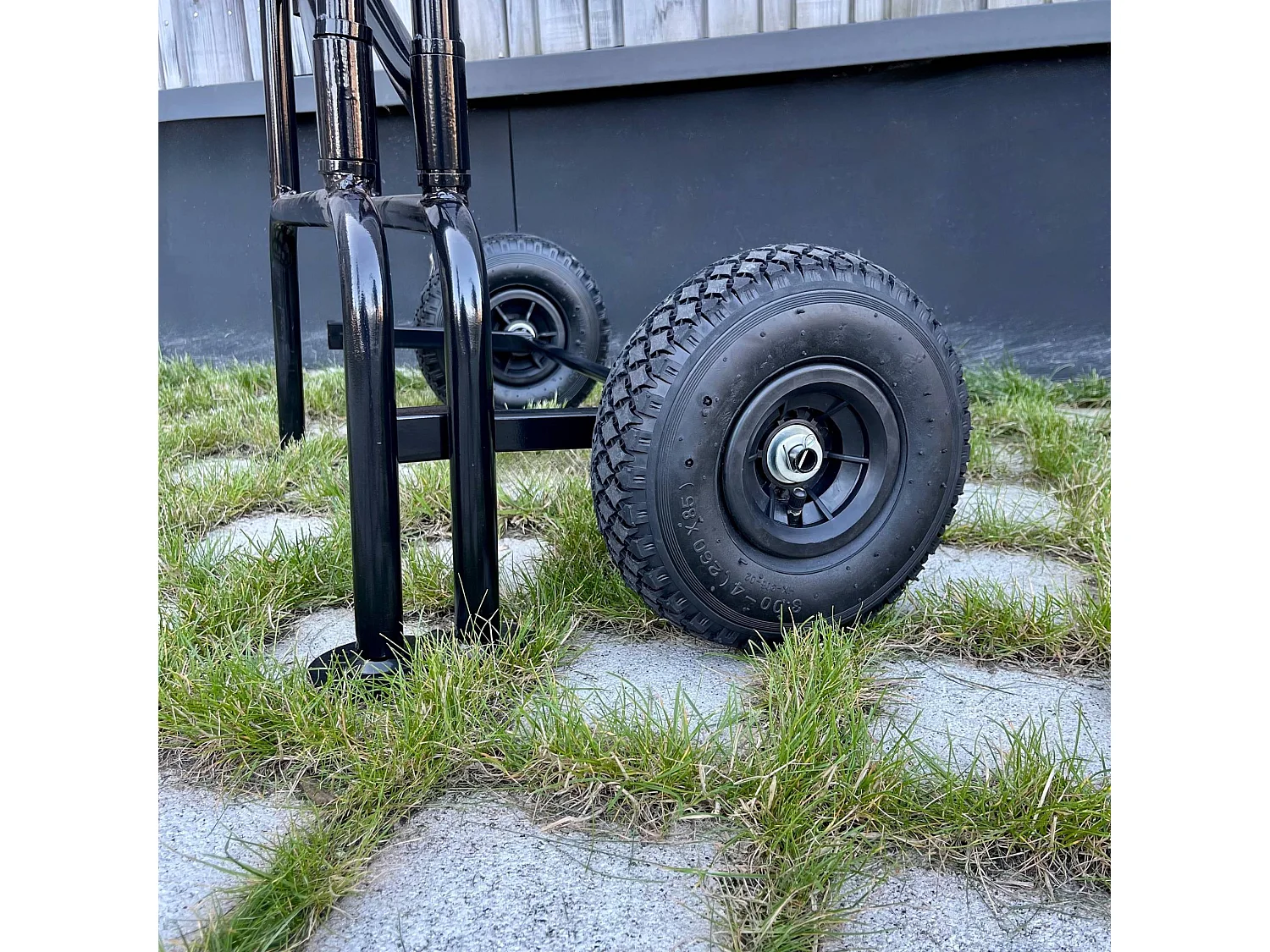 Echafaudage roulant et pliant sur deux niveaux - mobile. 2 roues. L140x l78 x H135cm ouvert. poids supporté 150 kgs