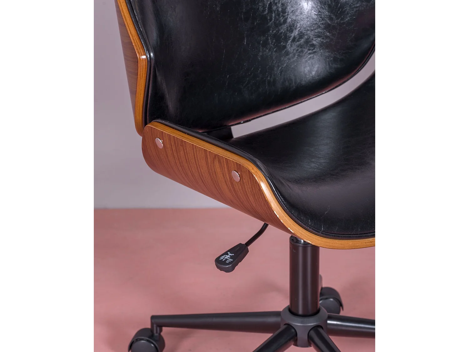 Cadeira de escritório retro em madeira de nogueira e couro sintético - Nordic - Preto