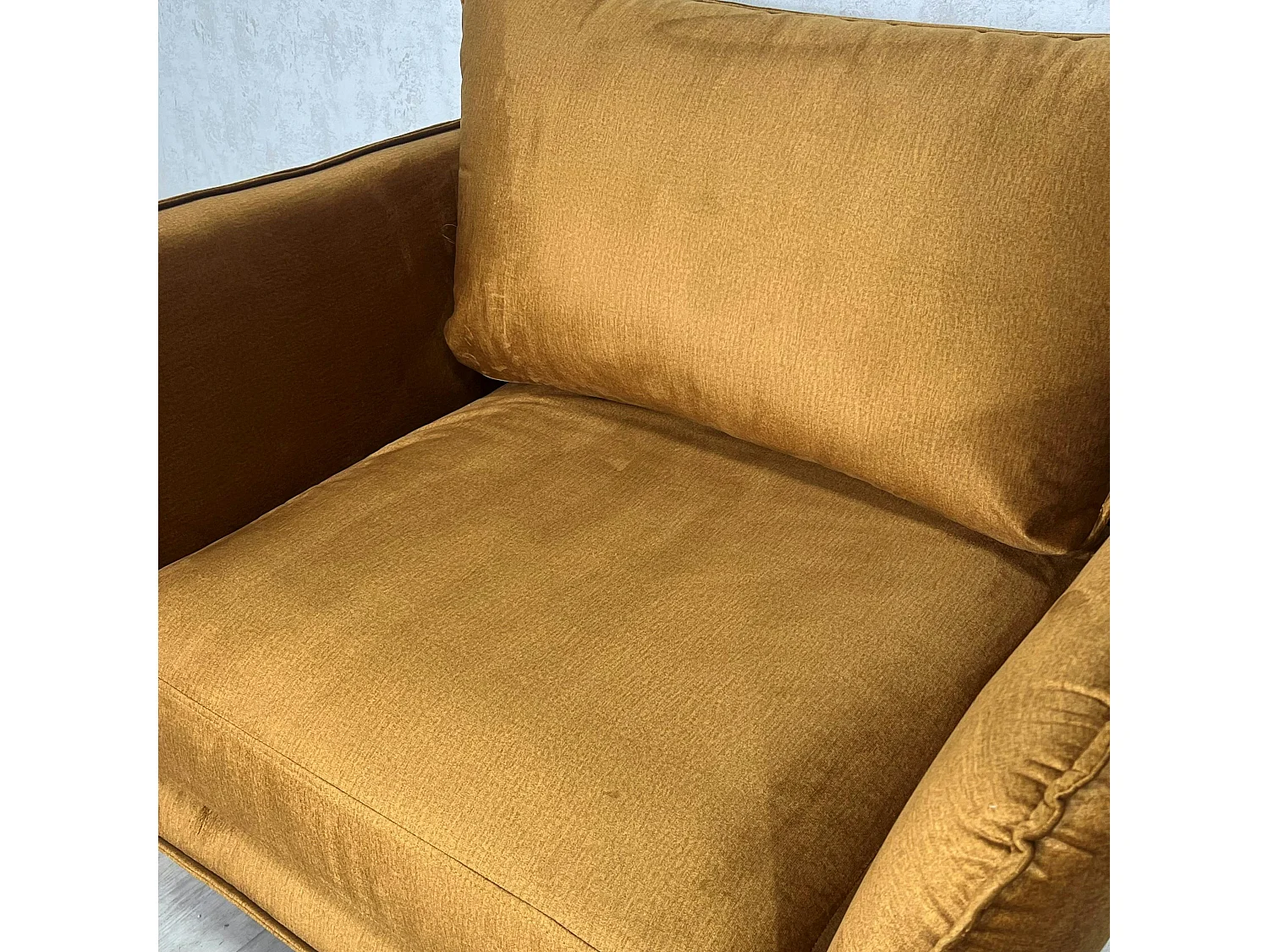 Fauteuil en velours ocre EPIKA