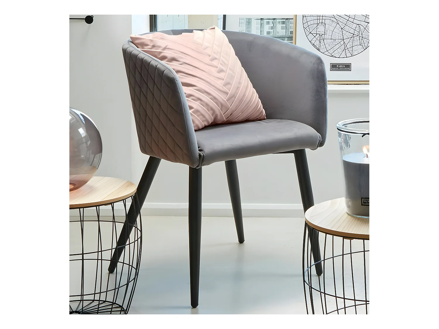 Fauteuil en velours gris foncé à damier