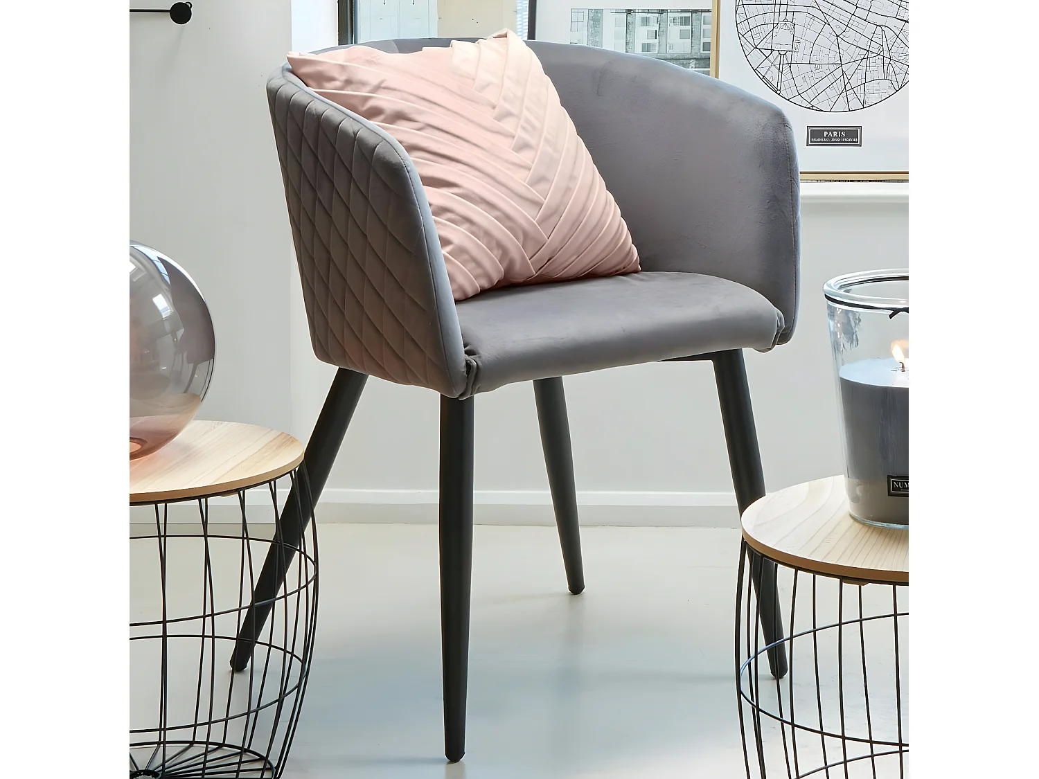 Fauteuil en velours gris foncé à damier
