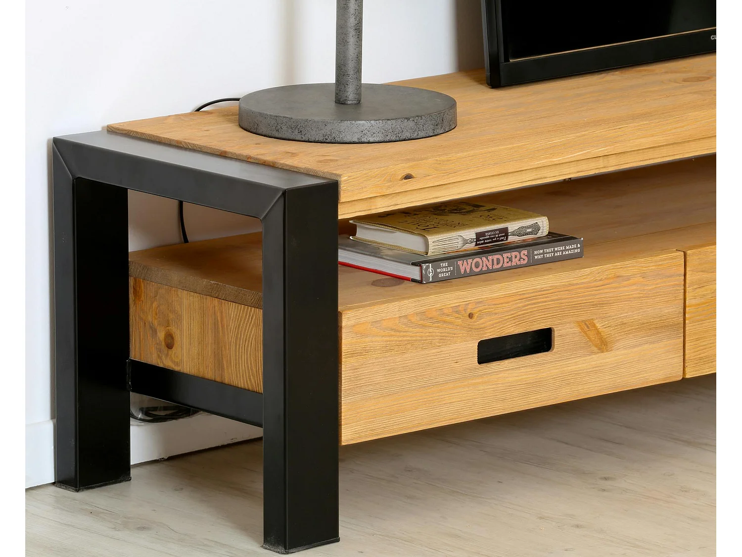 Meuble TV en pin massif 3 tiroirs LOUNDGE