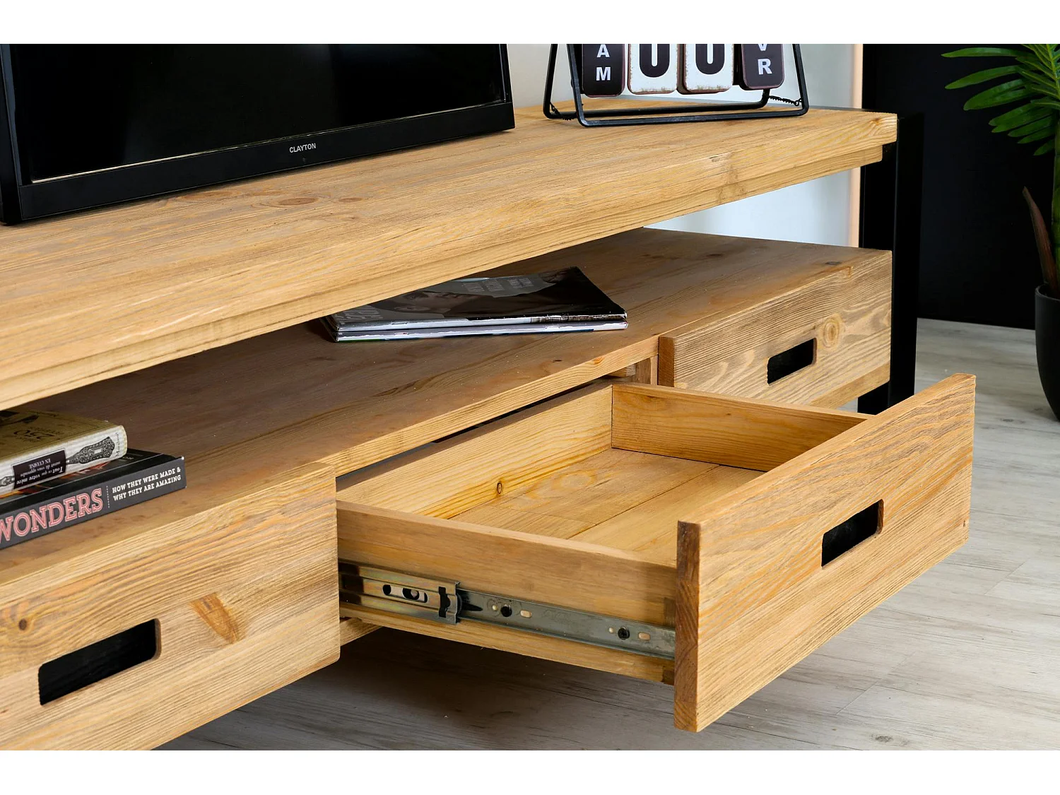 Meuble TV en pin massif 3 tiroirs LOUNDGE