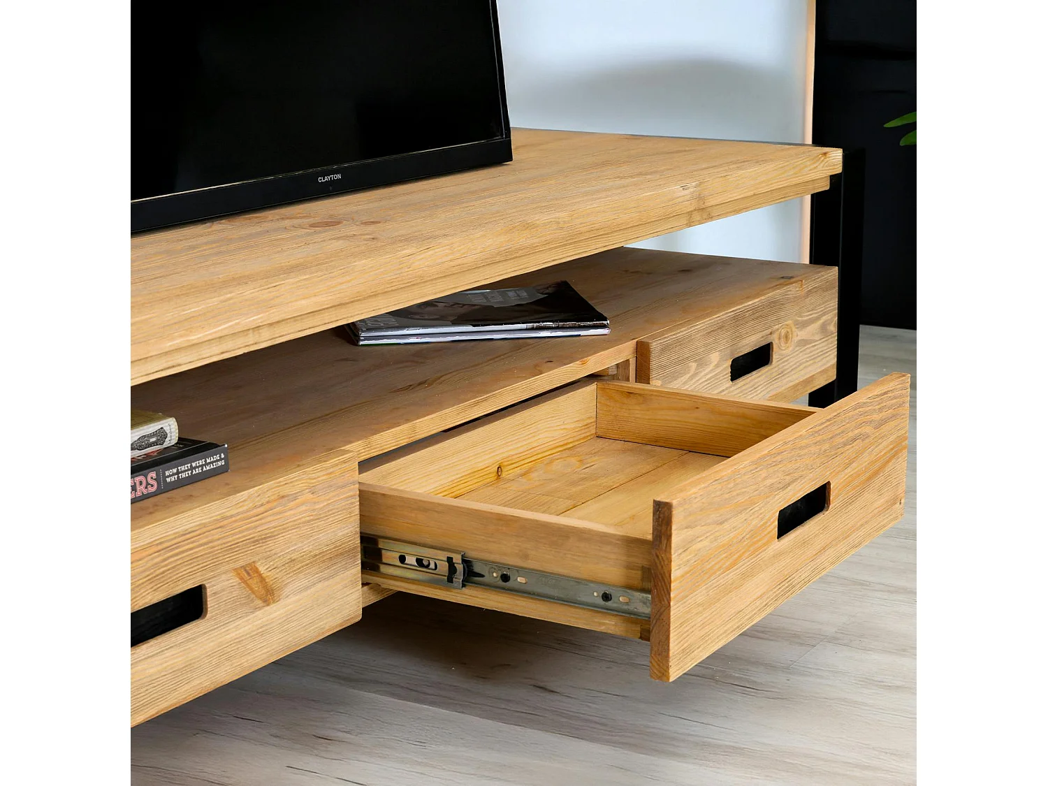 Meuble TV en pin massif 3 tiroirs LOUNDGE