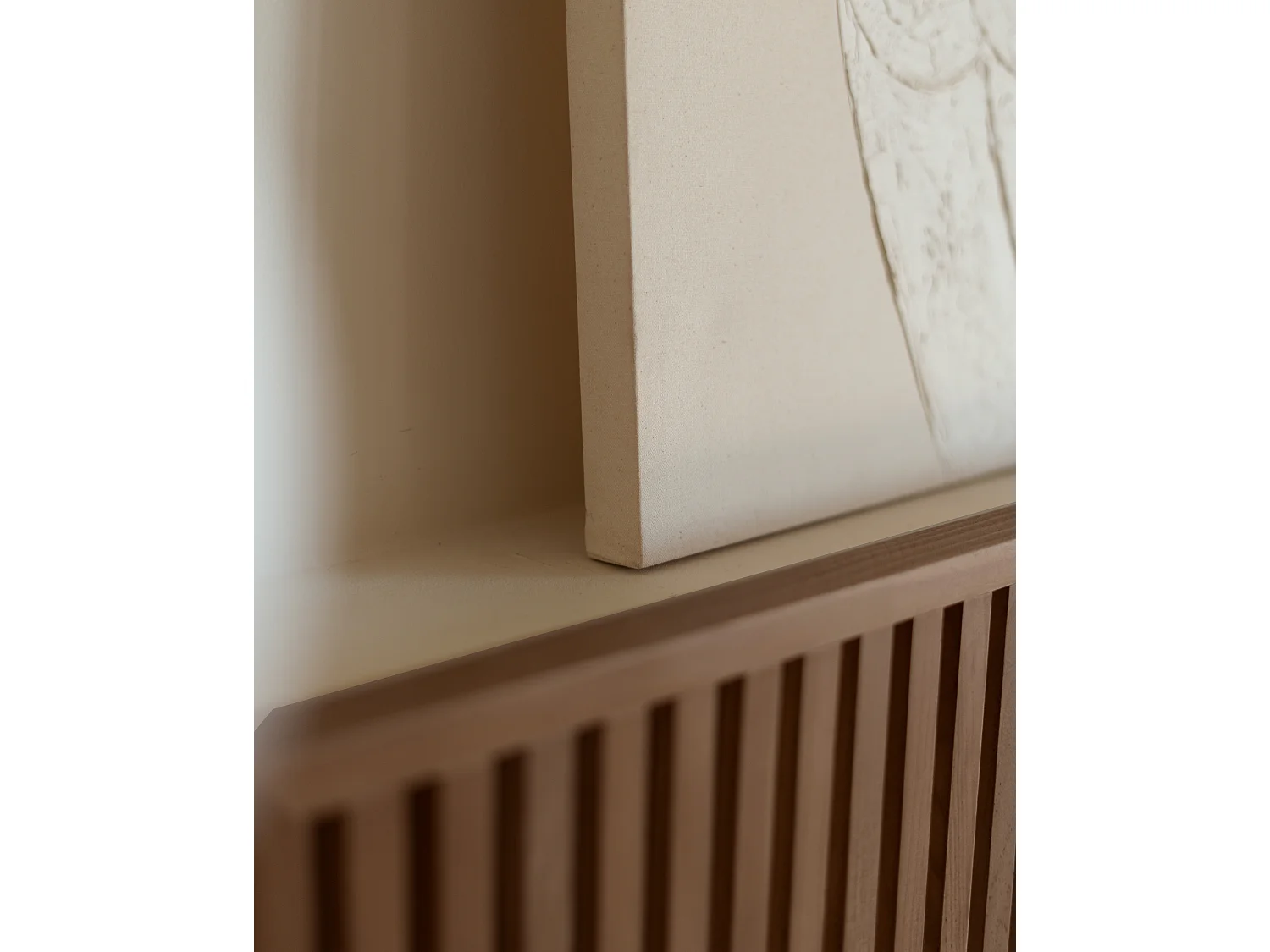 Cuadro decorativo sobre lienzo de algodón con marco de madera marrón claro pintado artesanalmente con pintura al oleo de 60x80cm - LEO - DECOWOOD