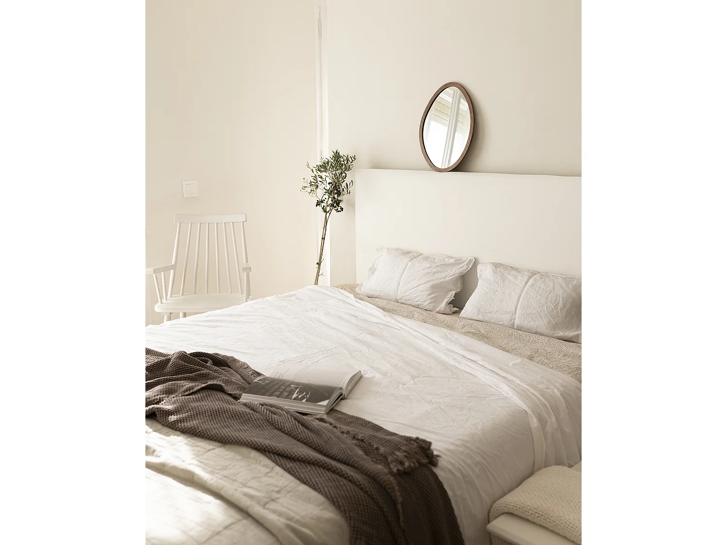 Testiera rivestita in pelle sintetica liscia in tono bianco 135x80cm - BUDAPEST - DECOWOOD