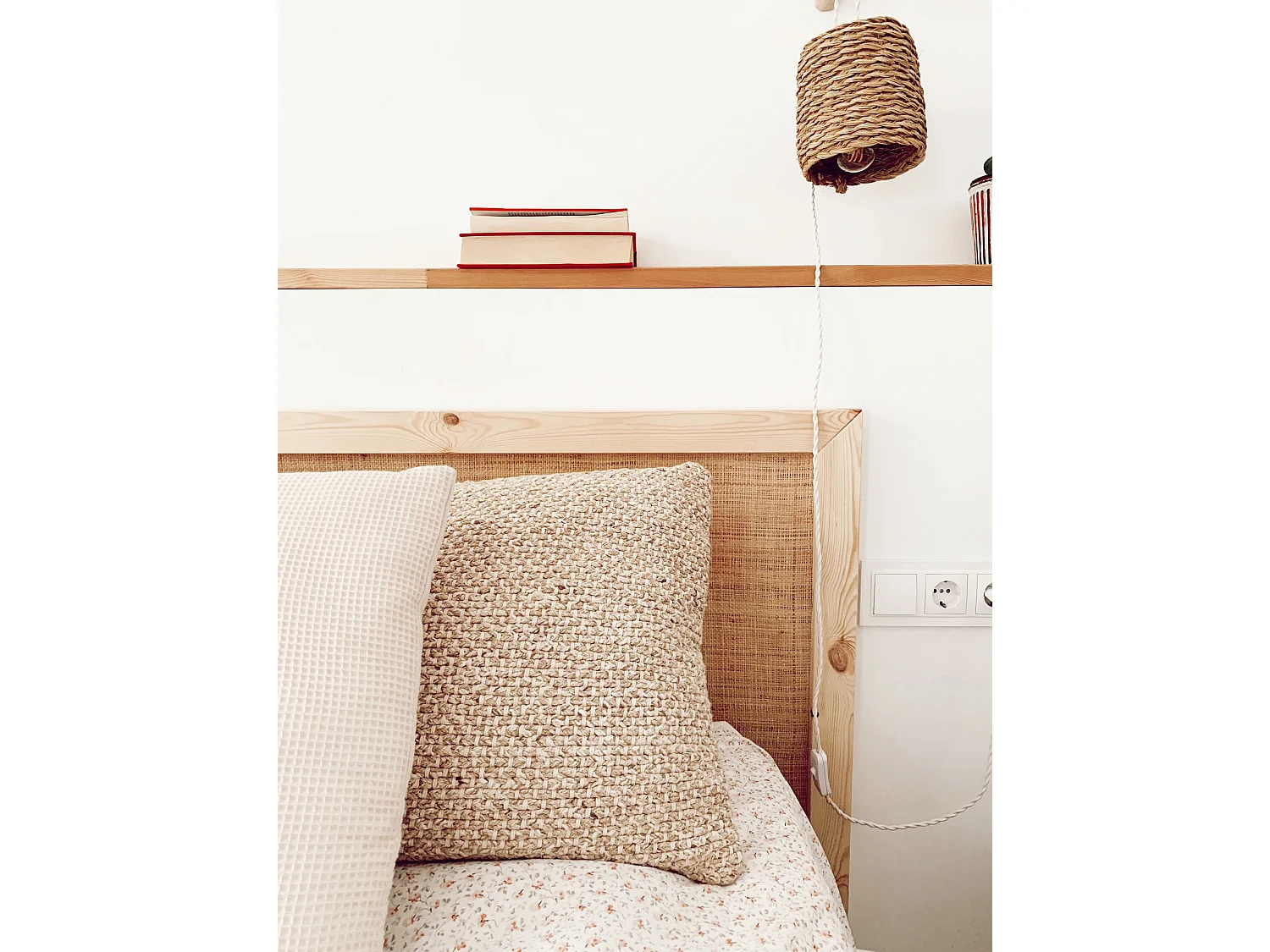 Cabecero de cama de madera maciza y rafia en tono natural de 100x60cm - ELLEN RAFIA - DECOWOOD