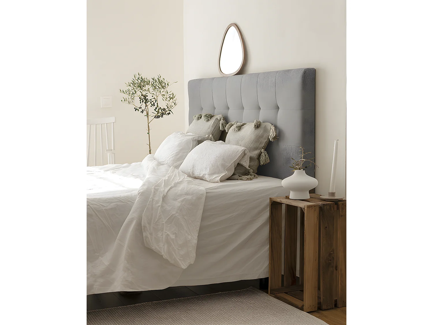 Cabecero de cama tapizado de poliester con pliegues en color gris de 135x80cm - ALAN - DECOWOOD