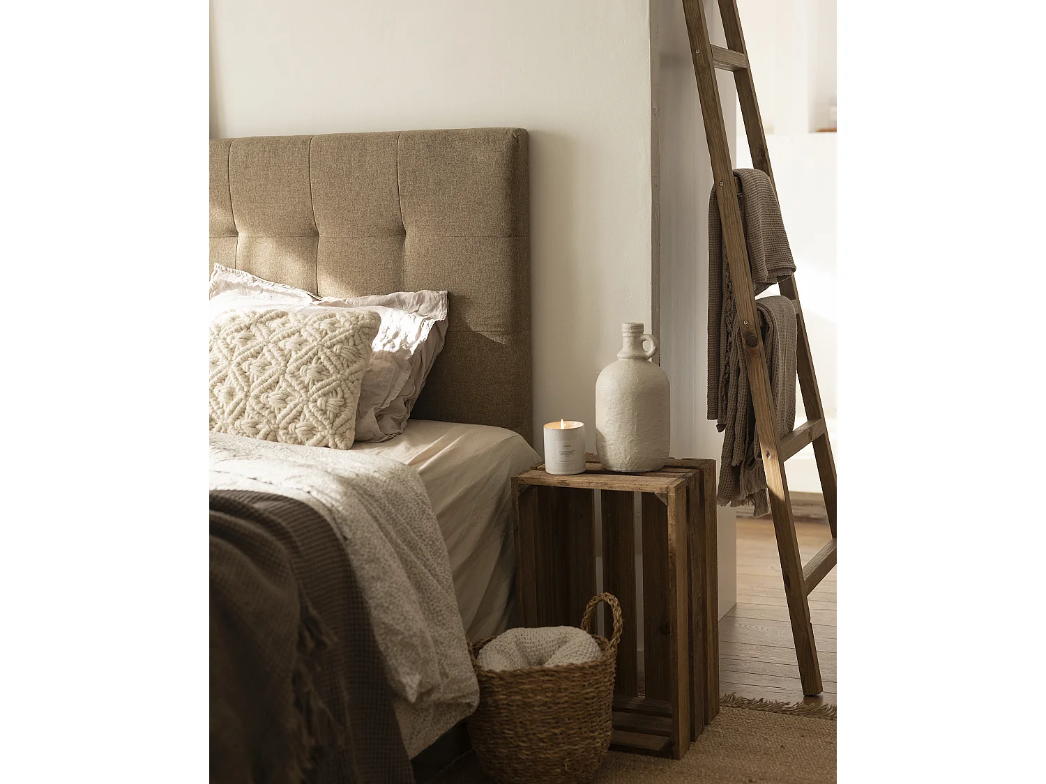 Testiera rivestita in poliestere con pieghe in tono marrone 135x80cm - ALAN - DECOWOOD