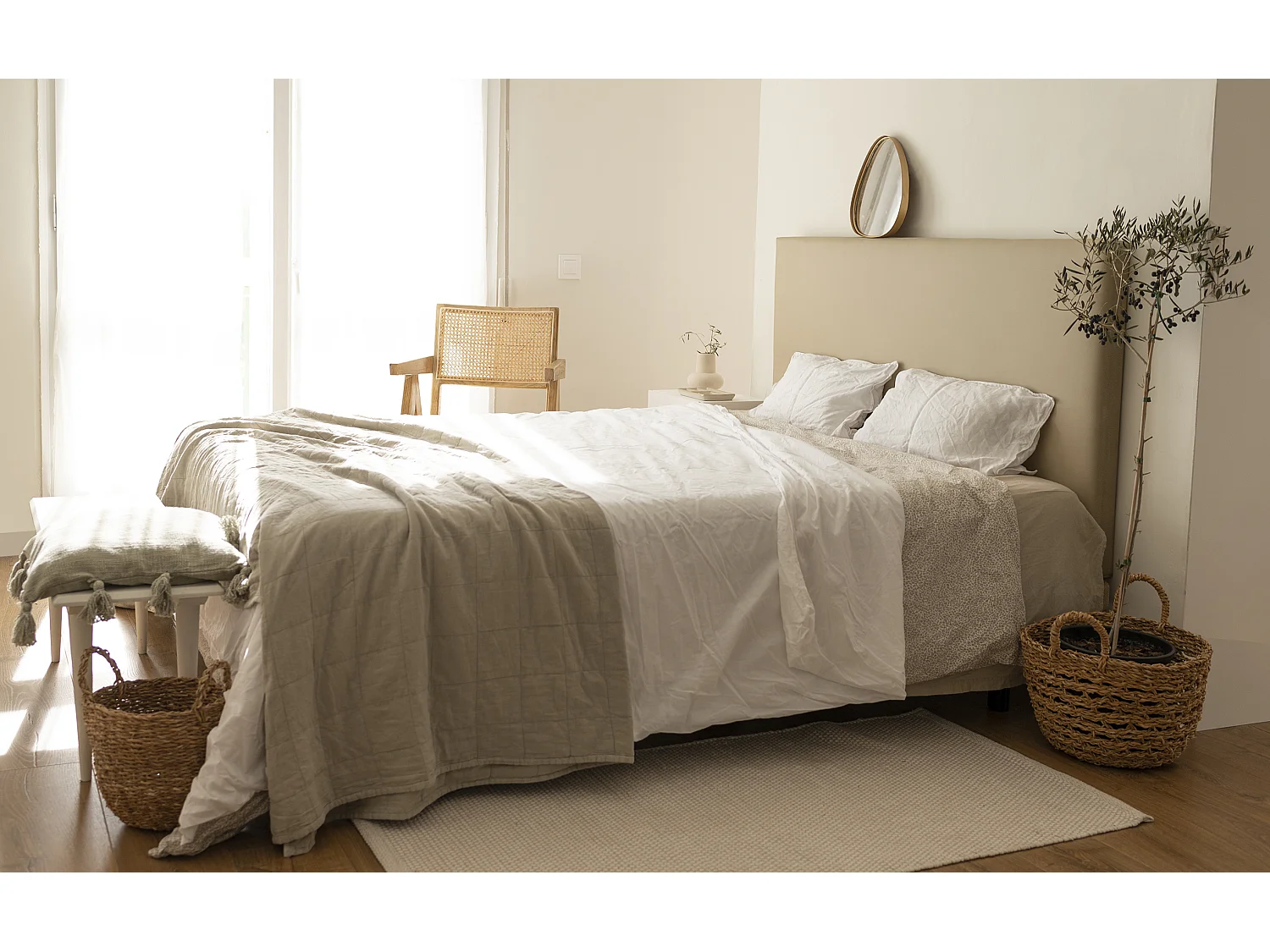 Testiera rivestita in pelle sintetica liscia in tono marrone 135x80cm - BUDAPEST - DECOWOOD