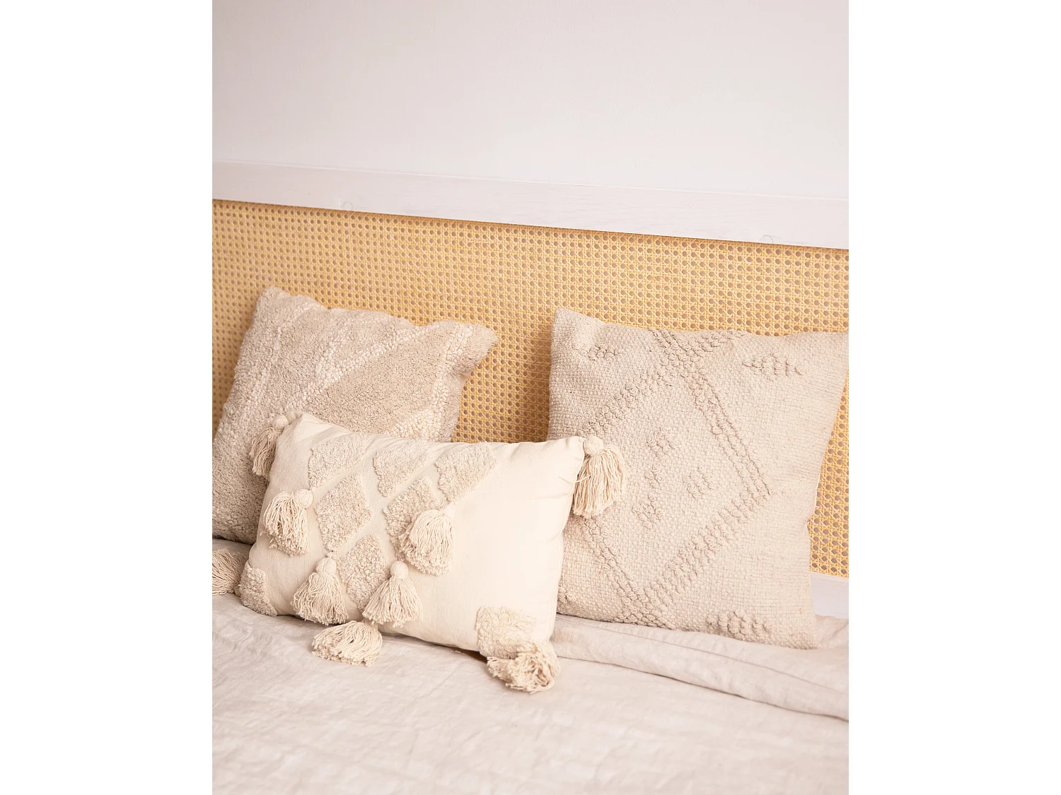 Cabecero de cama de madera maciza y cannage en tono blanco de 180x60cm - ELLEN CANNAGE - DECOWOOD