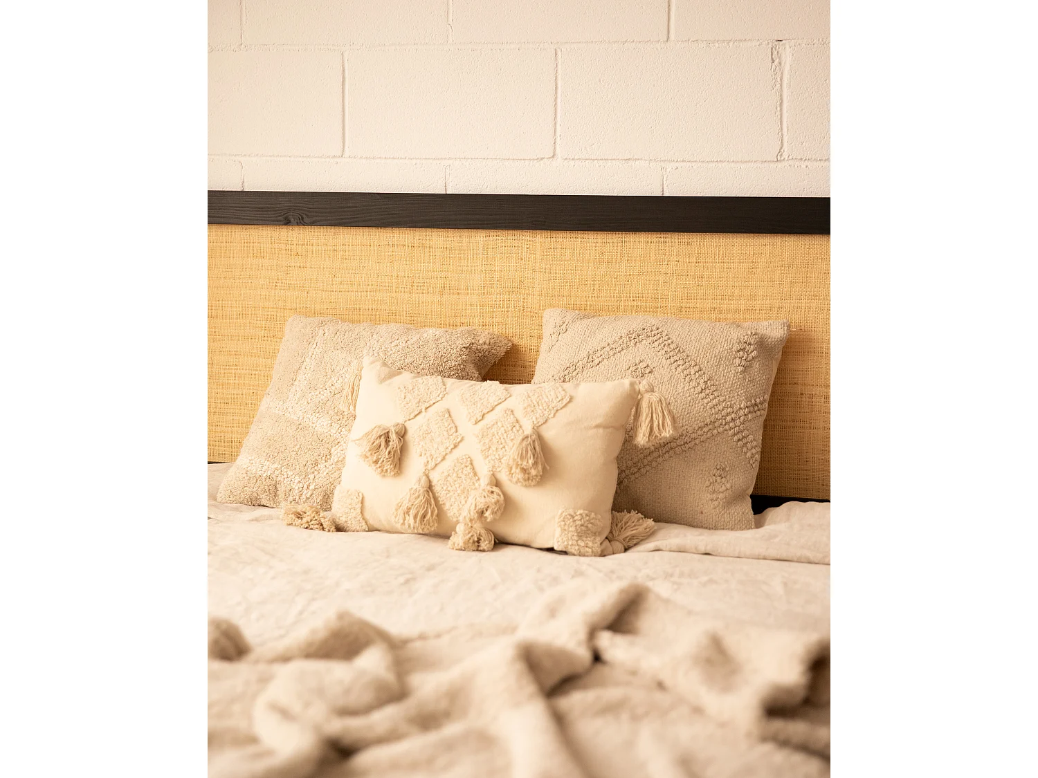 Testiera del letto in legno massello e rafia in tono nero 100x60cm - ELLEN RAFIA - DECOWOOD