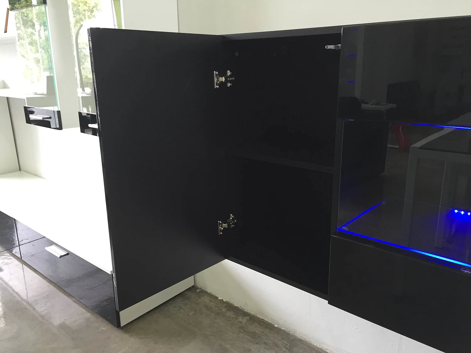 Aparador para Salón comedor en Blanco y Negro con LED 120x40x70cm Nora A2