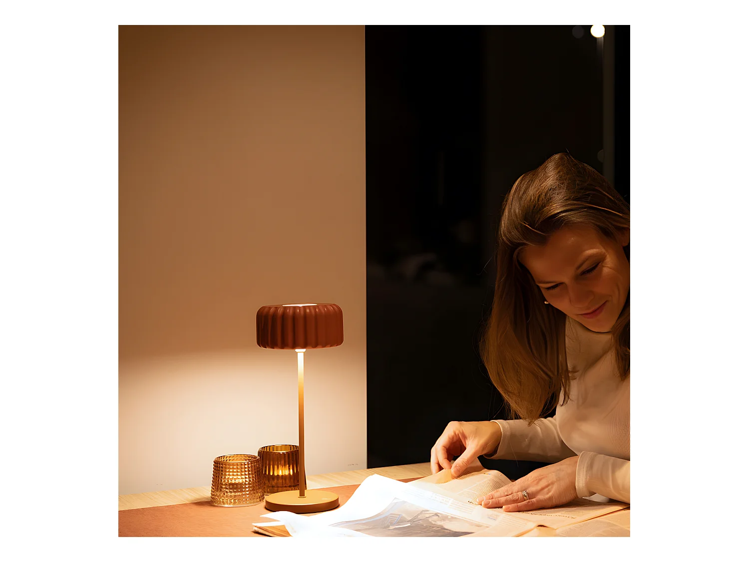 Lámpara de encaje de pie de 29 cm de altura en terracota de polietileno.