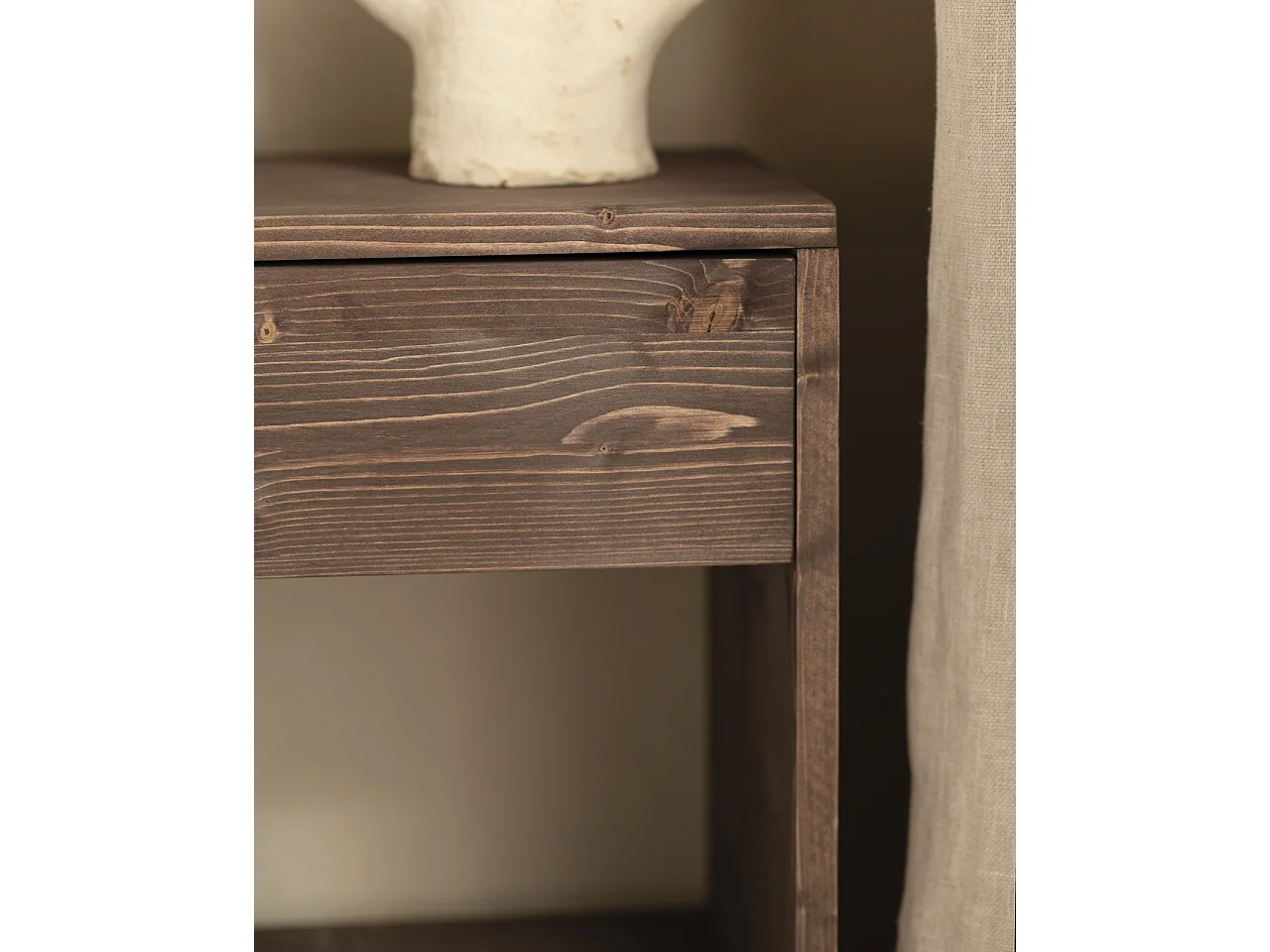 Comodino 1 cassetto in legno massello in tono noce 40x50cm - MARTINA - DECOWOOD