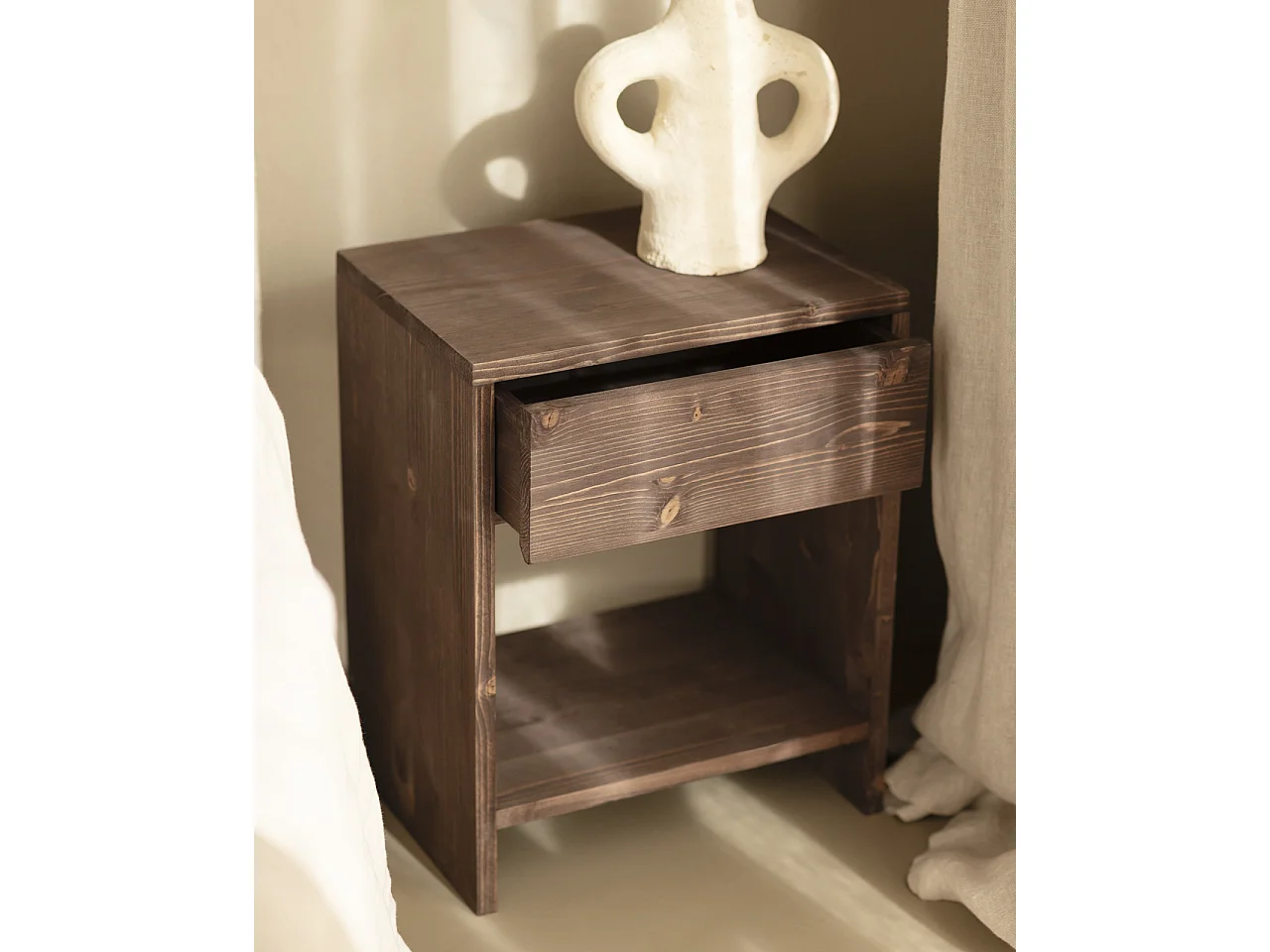 Comodino 1 cassetto in legno massello in tono noce 40x50cm - MARTINA - DECOWOOD