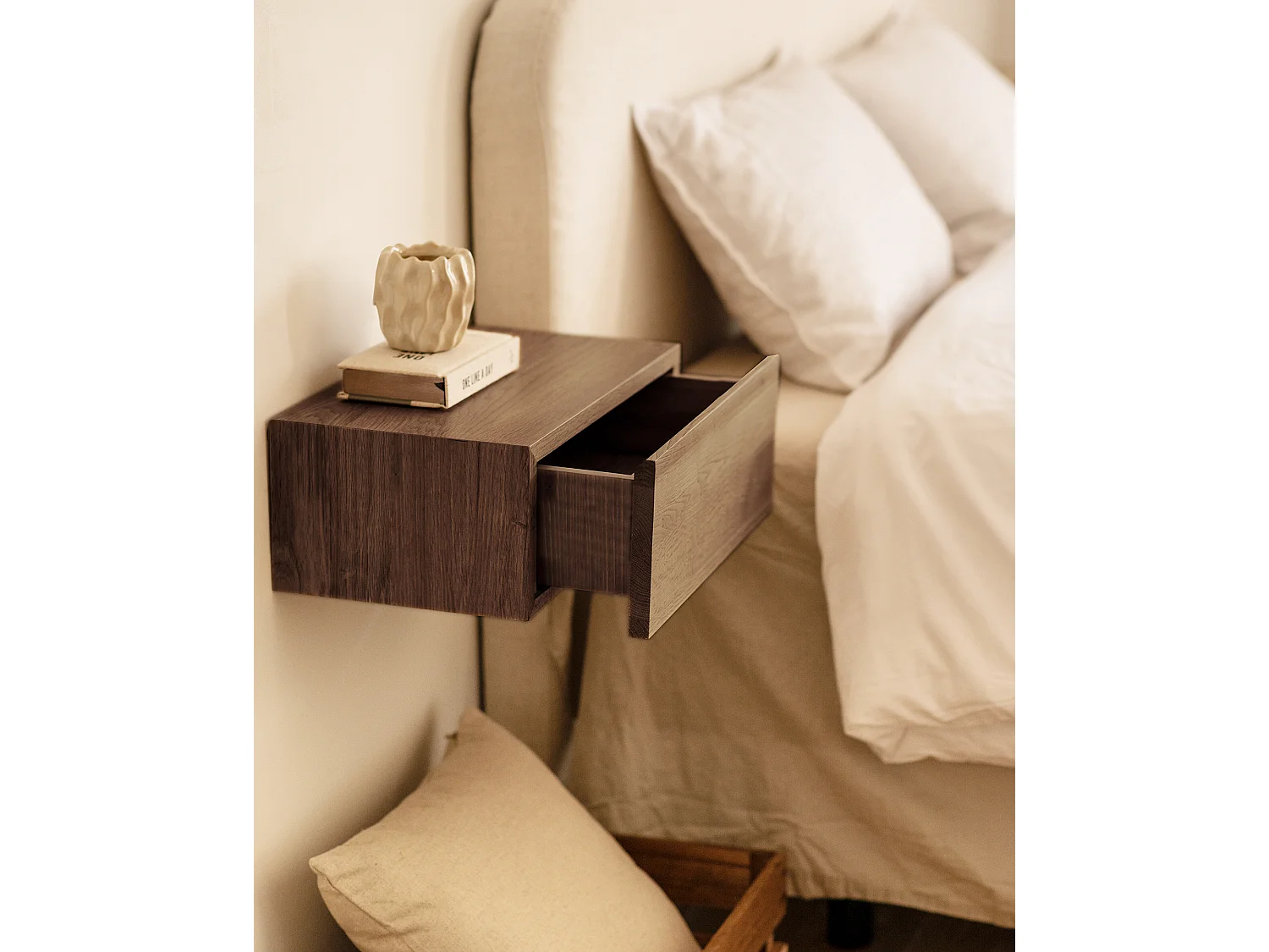 Mesita de noche de pared de madera de abeto Decowood con cajón en color nogal de 40x15cm - INGRID - DECOWOOD