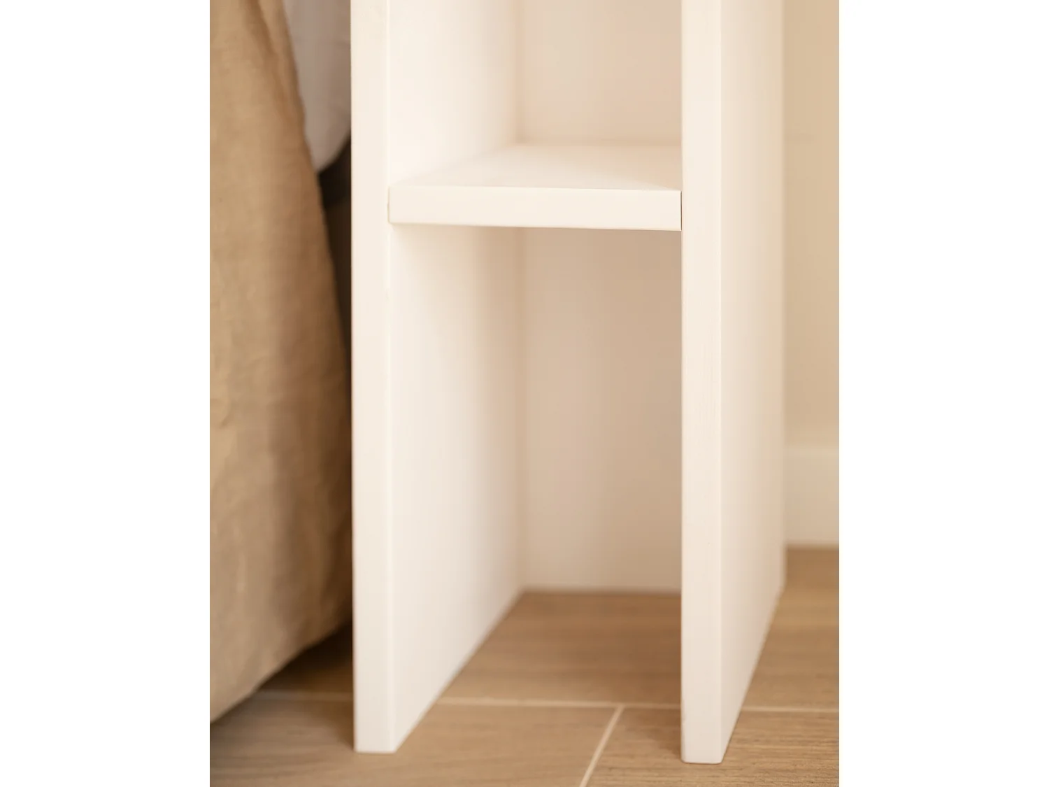 Set 2 comodini in legno massello in tono bianco 20x60cm - LINA - DECOWOOD