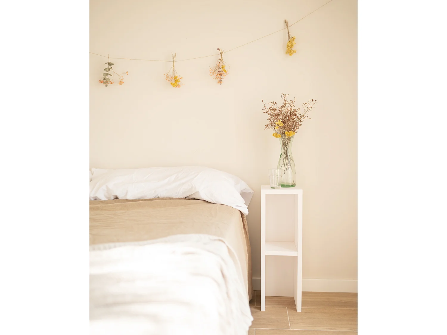 Ensemble 2 tables de chevet en bois de sapin blanc 20x60cm - LINA - DECOWOOD