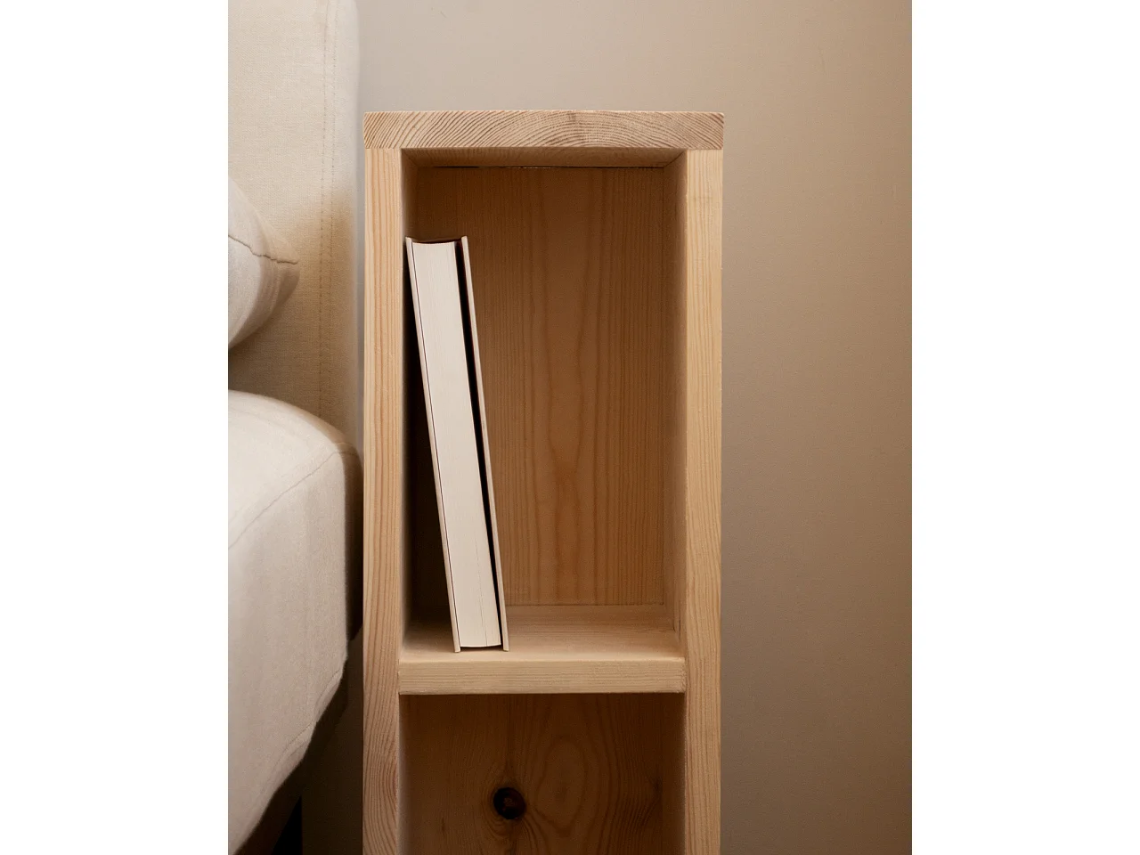 Set 2 comodini in legno massello in tono naturale 20x60cm - LINA - DECOWOOD